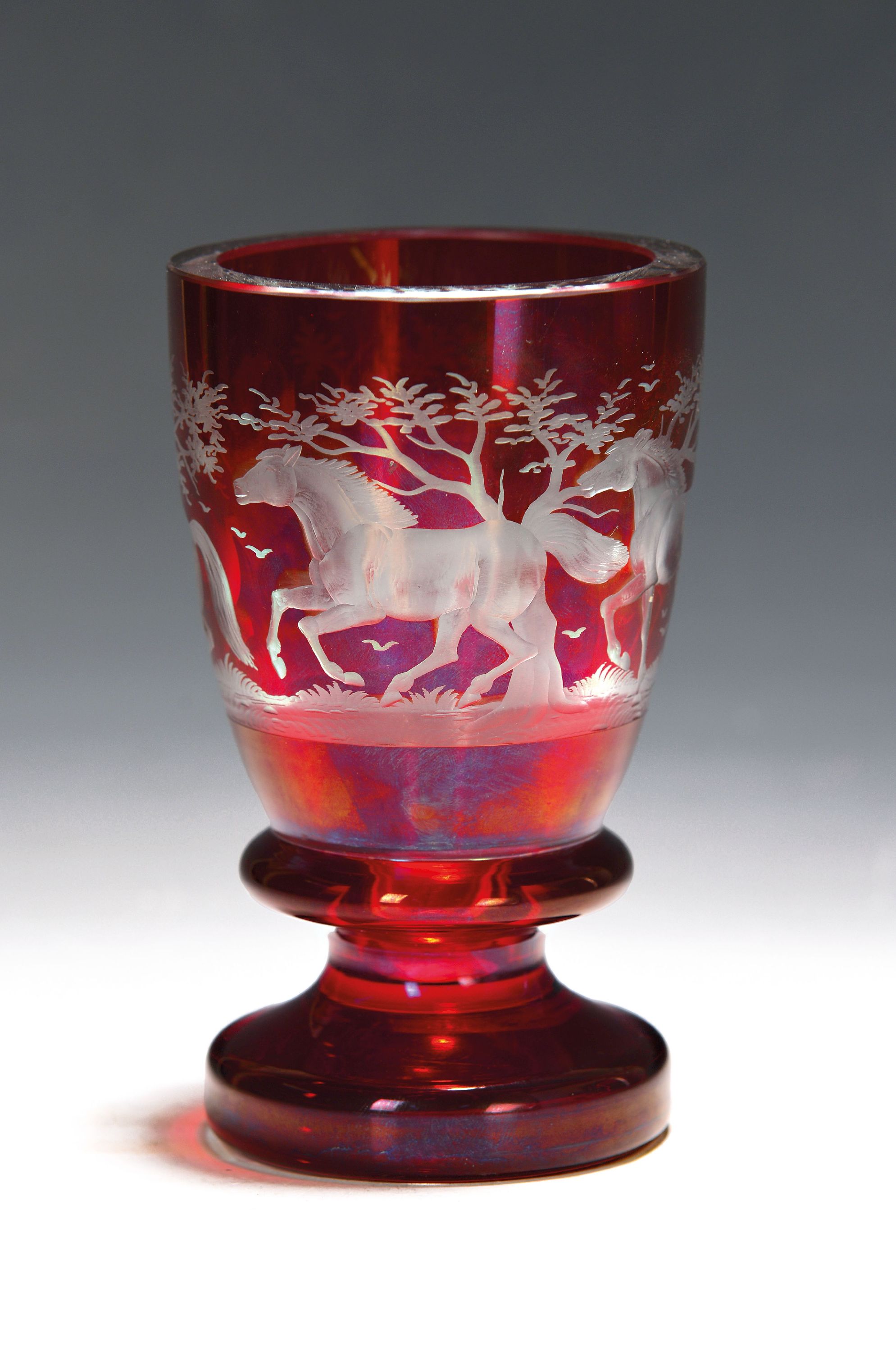 Image 27071621 - Pokal, wohl Böhmen oder Bayern, um 1890/1900, farbloses schweres Glas, rubiniert, ...