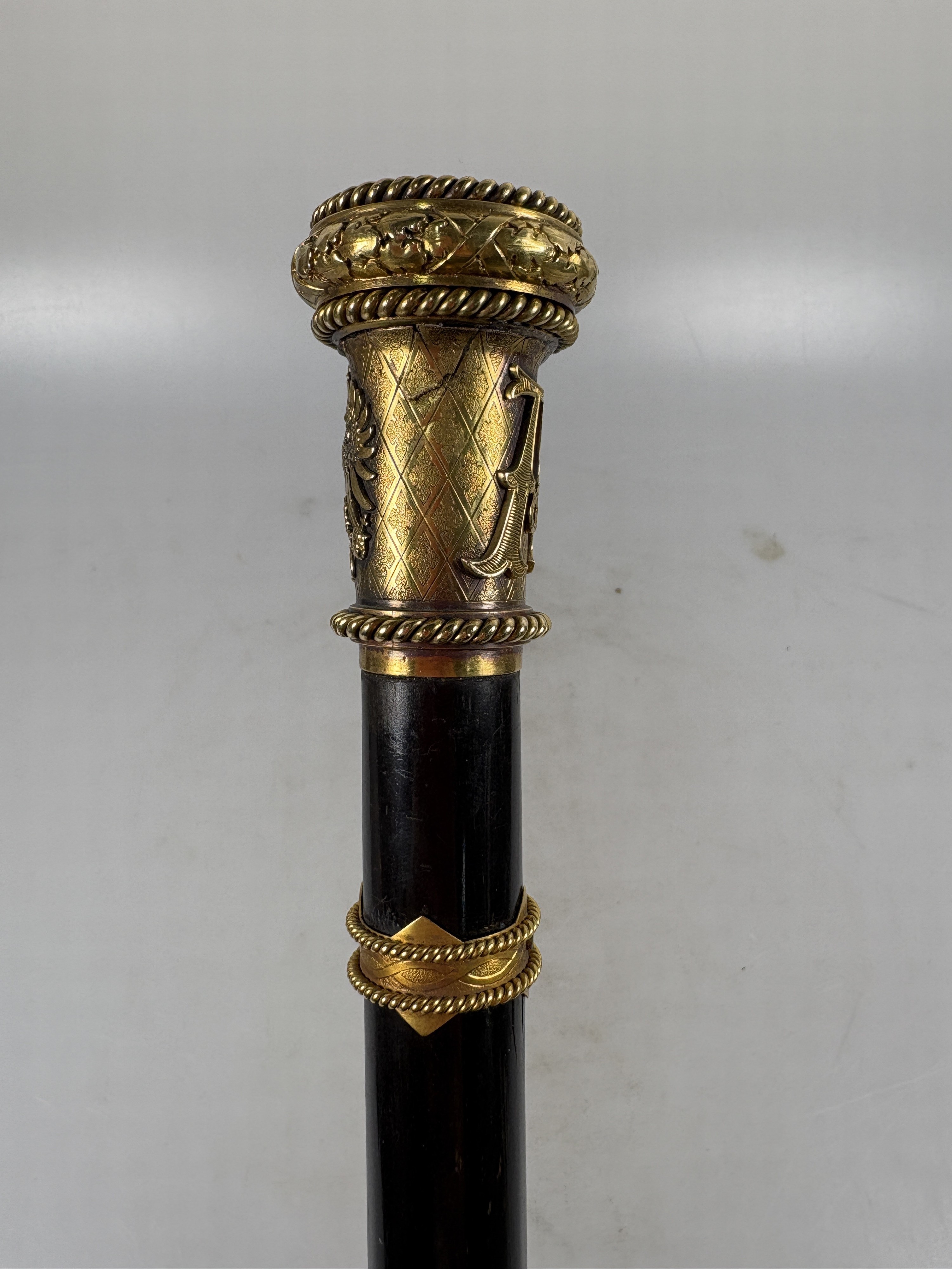 Detail b: Paradestock/Flanierstock, Nachlass von der Mülbe, Kaiserreich, Sy & Wagner, Berlin, Stutzenknauf aus Gold (säuregeprüft), aufgelegtes Adleremblem ...