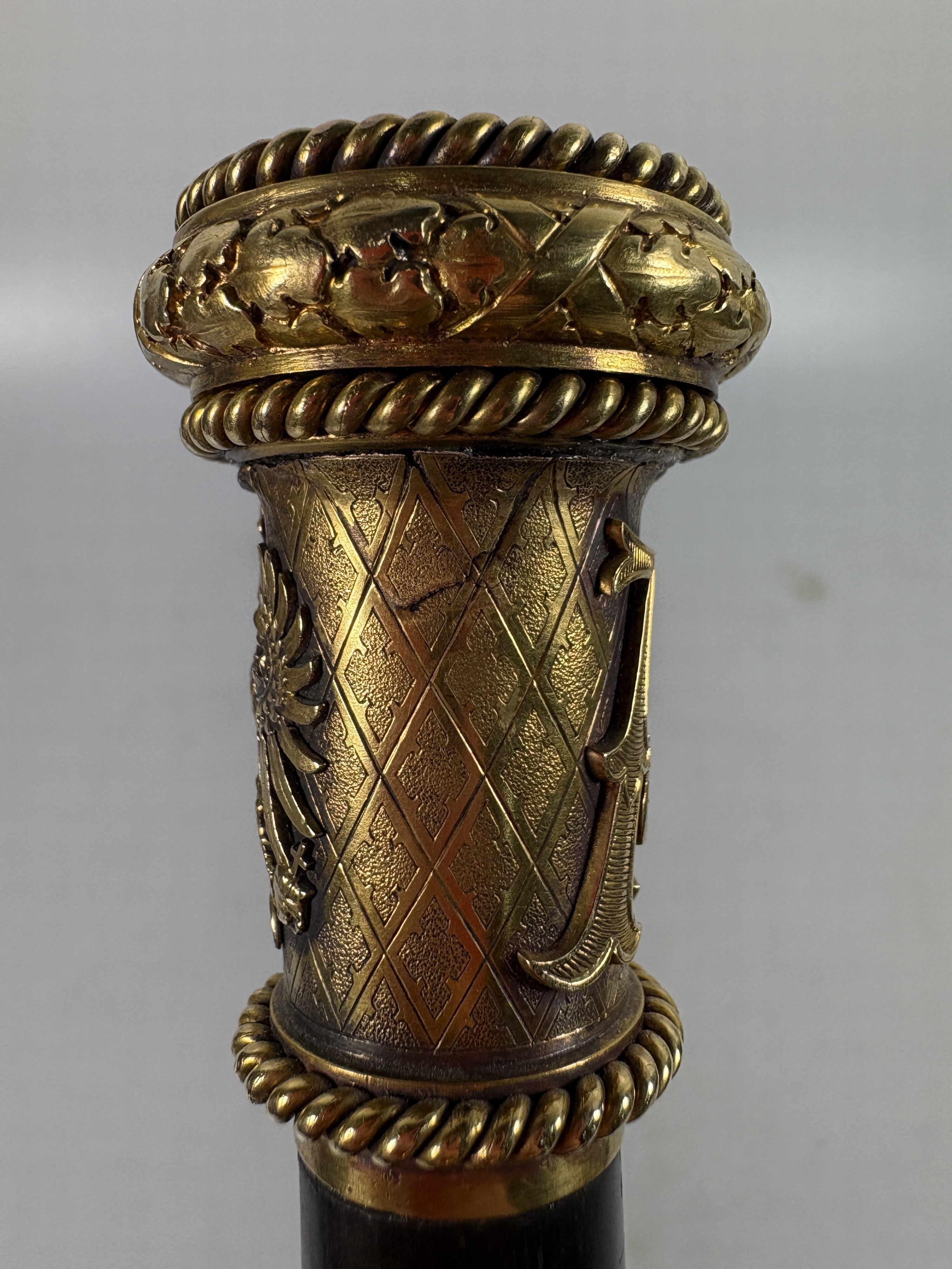 Detail c: Paradestock/Flanierstock, Nachlass von der Mülbe, Kaiserreich, Sy & Wagner, Berlin, Stutzenknauf aus Gold (säuregeprüft), aufgelegtes Adleremblem ...