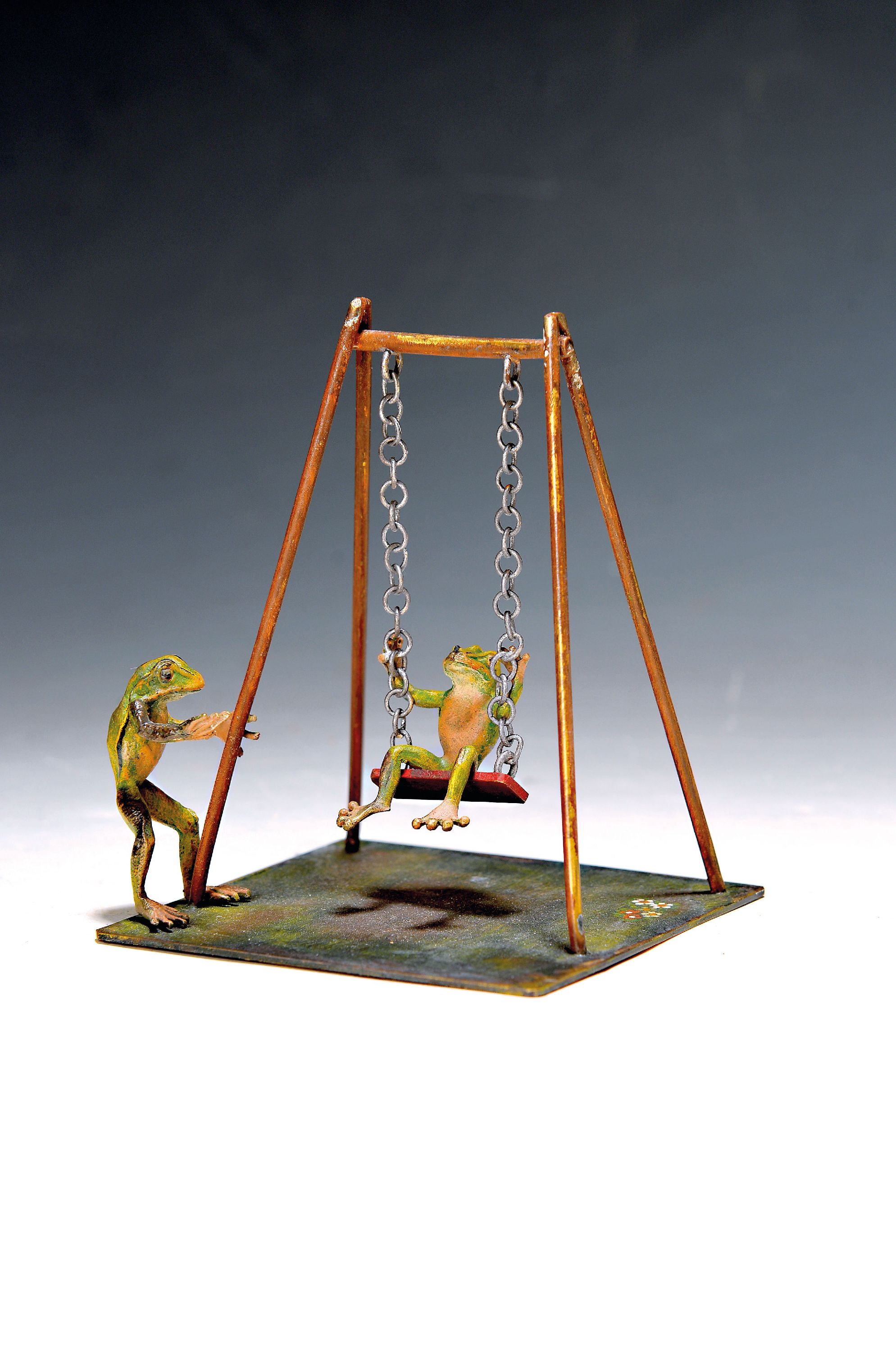 Schaukel mit zwei Fröschen, Wiener Bronze, signiert Bergmann, 20.Jh., Bronze, farbig staffiert, unterseitig signiert, H. ca. 12.5 cm