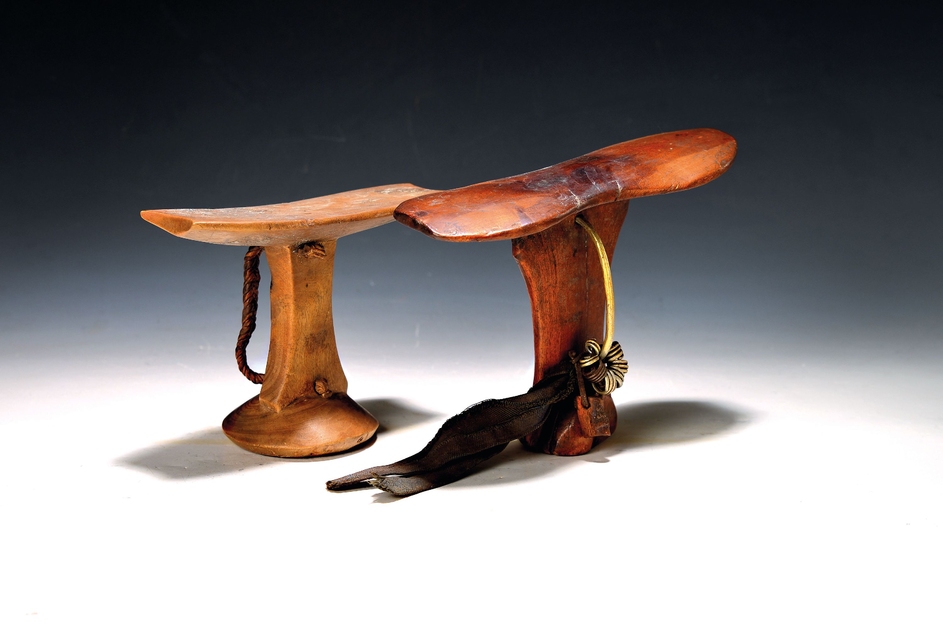 Image 27071772 - 2 Kopfstützen, Turkana, Äthiopien, 20.Jh., Holz vollplastisch geschnitzt, H. 14/17 cm