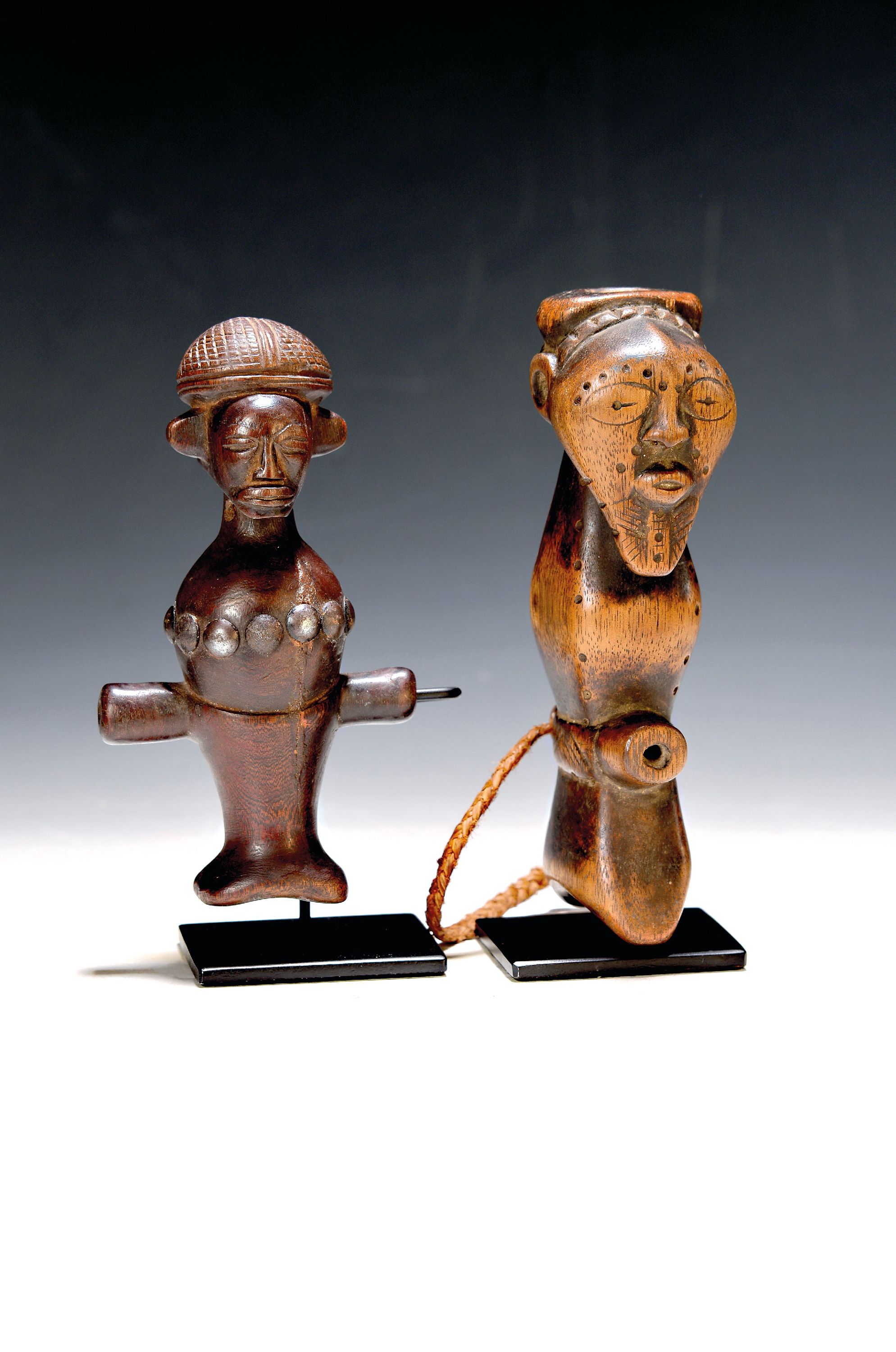 Image 27071788 - Zwei figürliche Flöten, Songye, Kongo, 20.Jh., Holz geschnitzt, auf Ständern ...