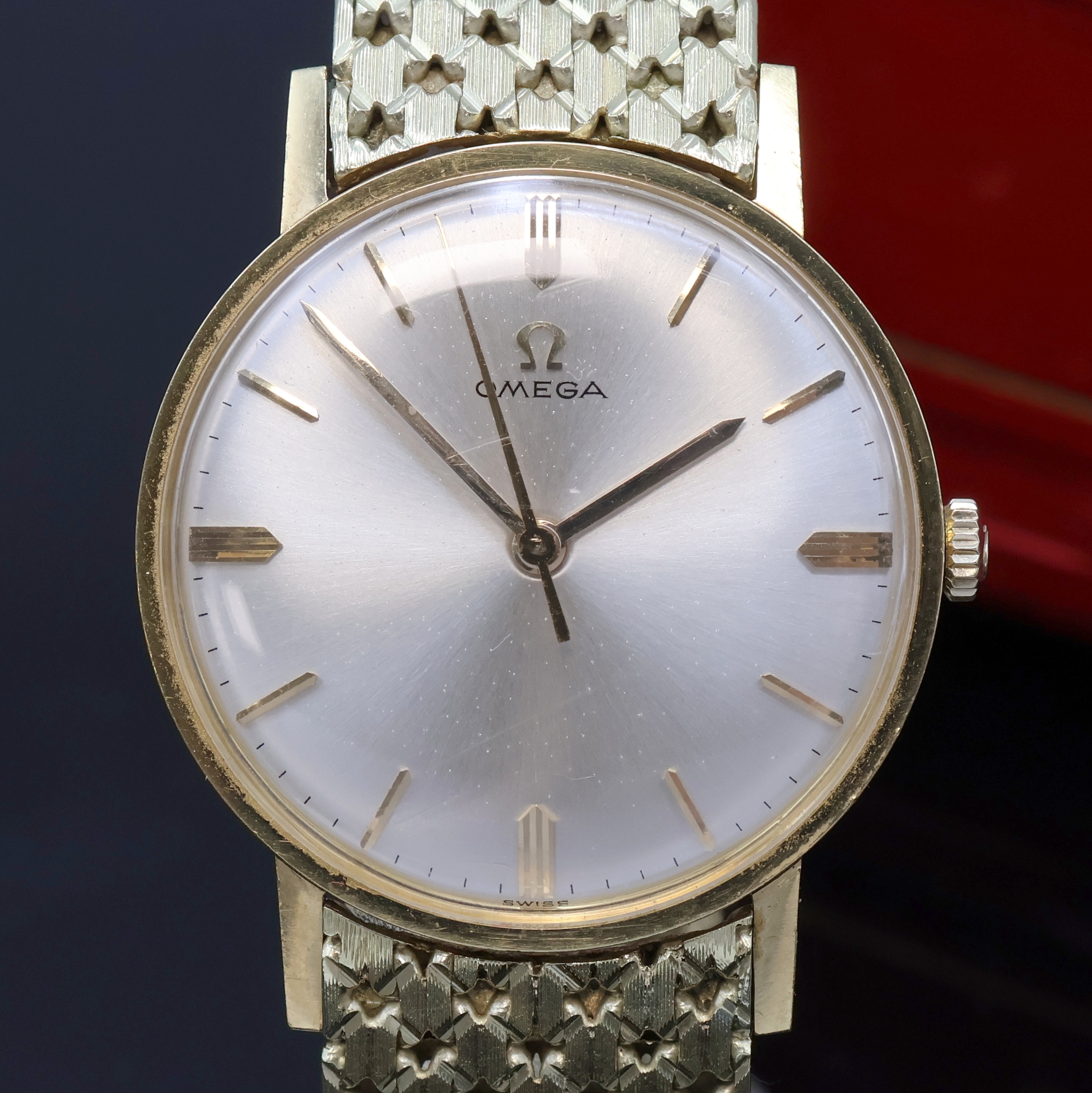 Detail b: OMEGA Herrenarmbanduhr in GG 585/000 Referenz 14756SC-61, Schweiz um 1963, Handaufzug, Boden aufgedr., orig. Goldband m. Faltschl., orig. Krone u. ...