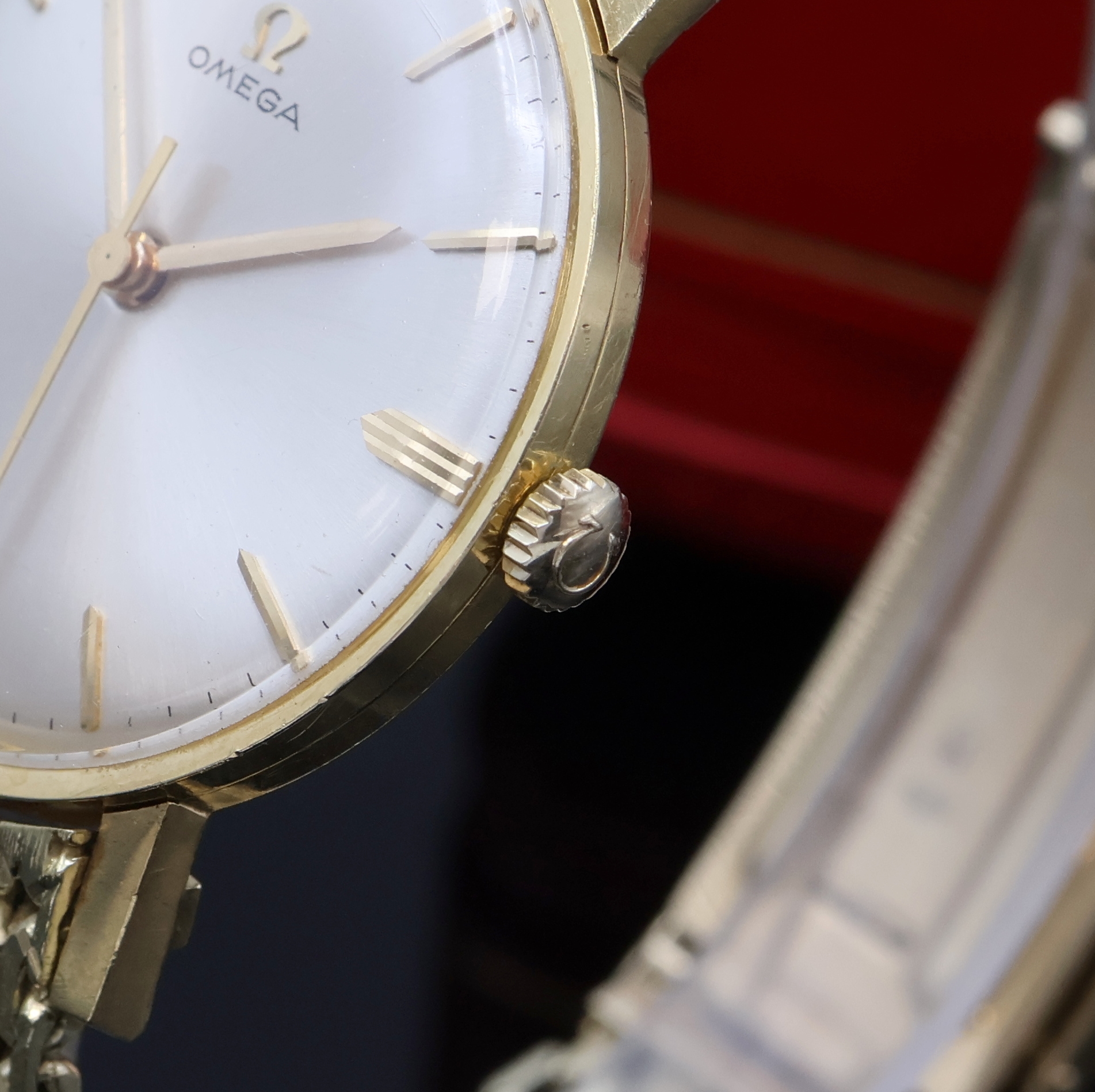Detail c: OMEGA Herrenarmbanduhr in GG 585/000 Referenz 14756SC-61, Schweiz um 1963, Handaufzug, Boden aufgedr., orig. Goldband m. Faltschl., orig. Krone u. ...