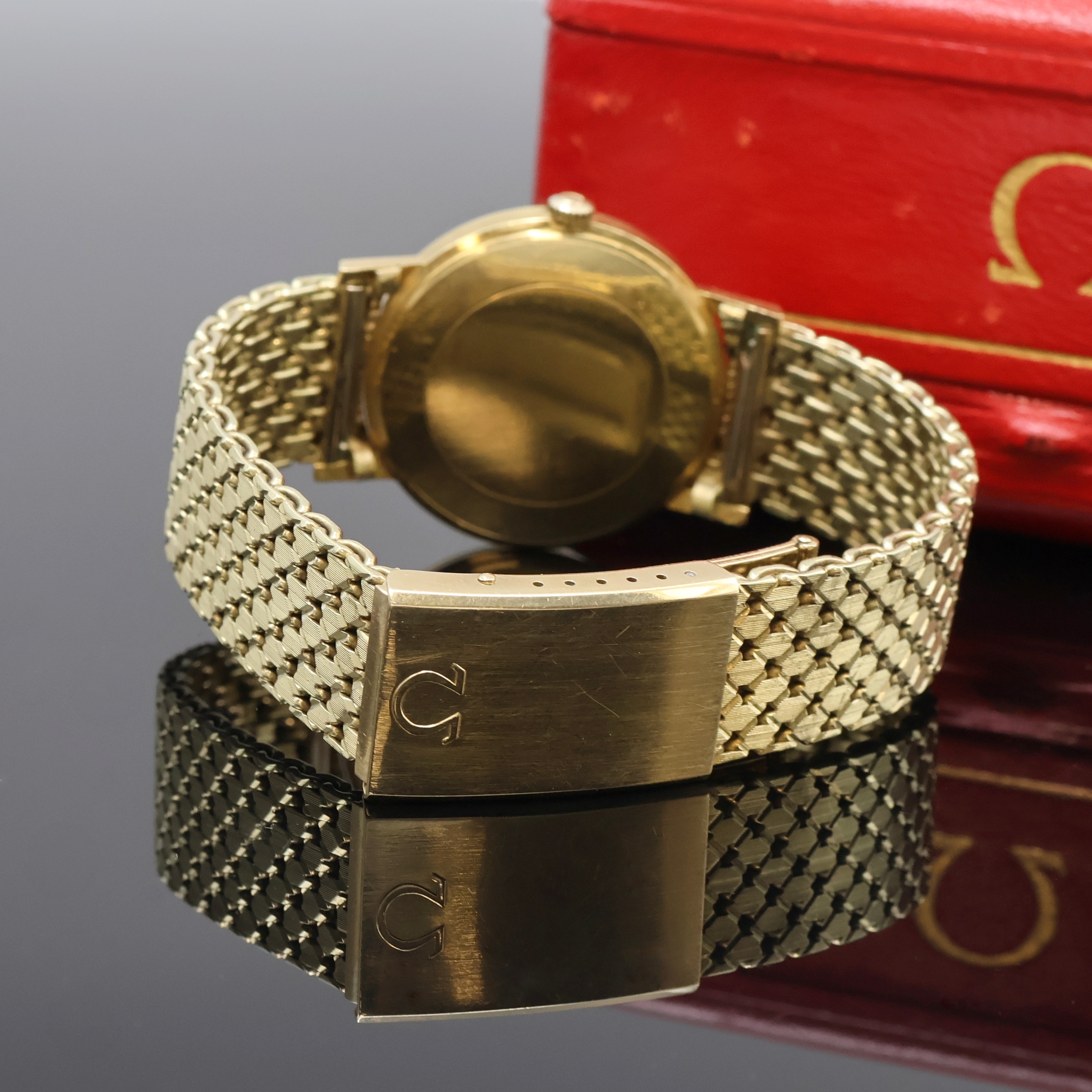Detail d: OMEGA Herrenarmbanduhr in GG 585/000 Referenz 14756SC-61, Schweiz um 1963, Handaufzug, Boden aufgedr., orig. Goldband m. Faltschl., orig. Krone u. ...