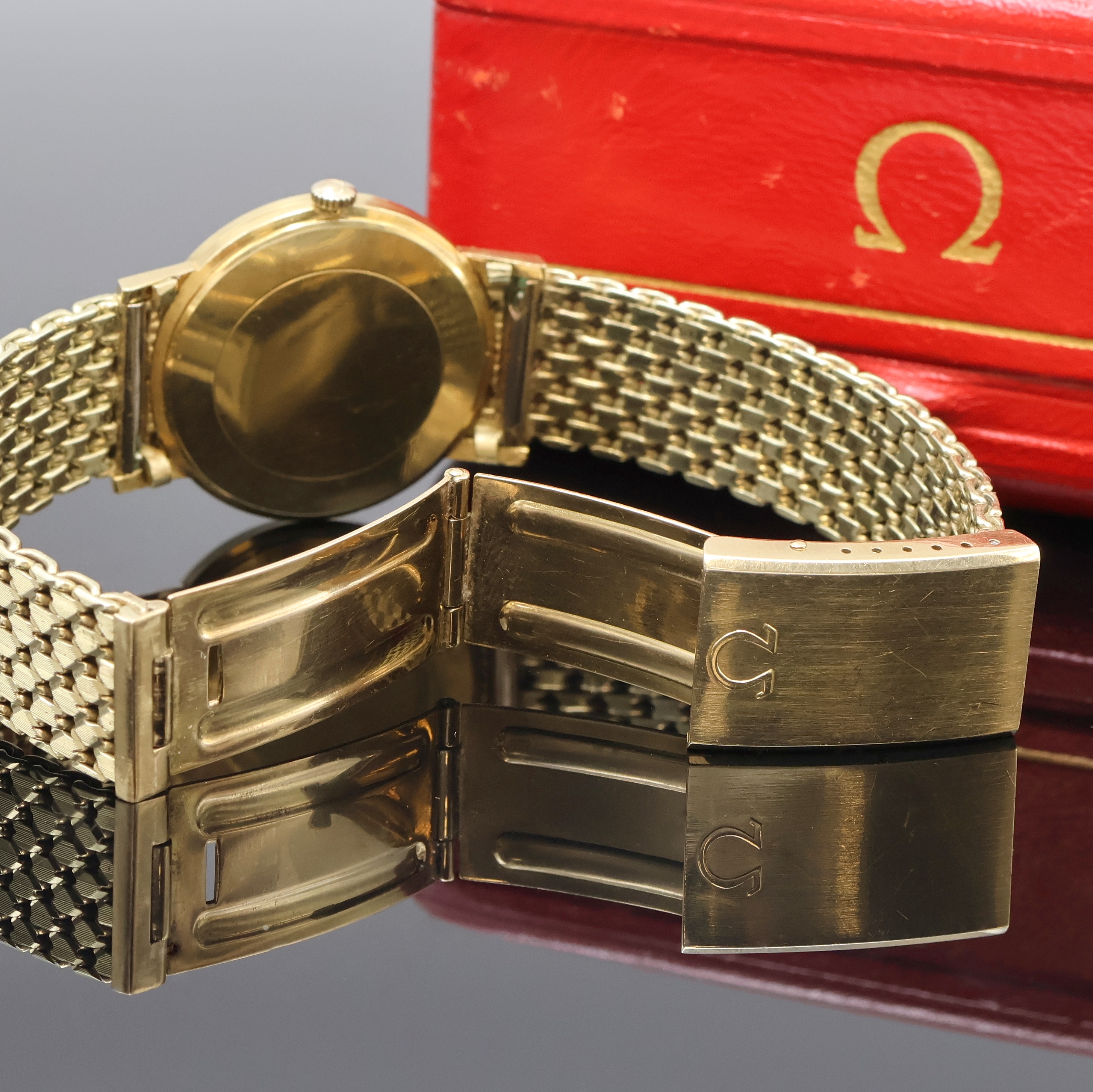 Detail e: OMEGA Herrenarmbanduhr in GG 585/000 Referenz 14756SC-61, Schweiz um 1963, Handaufzug, Boden aufgedr., orig. Goldband m. Faltschl., orig. Krone u. ...