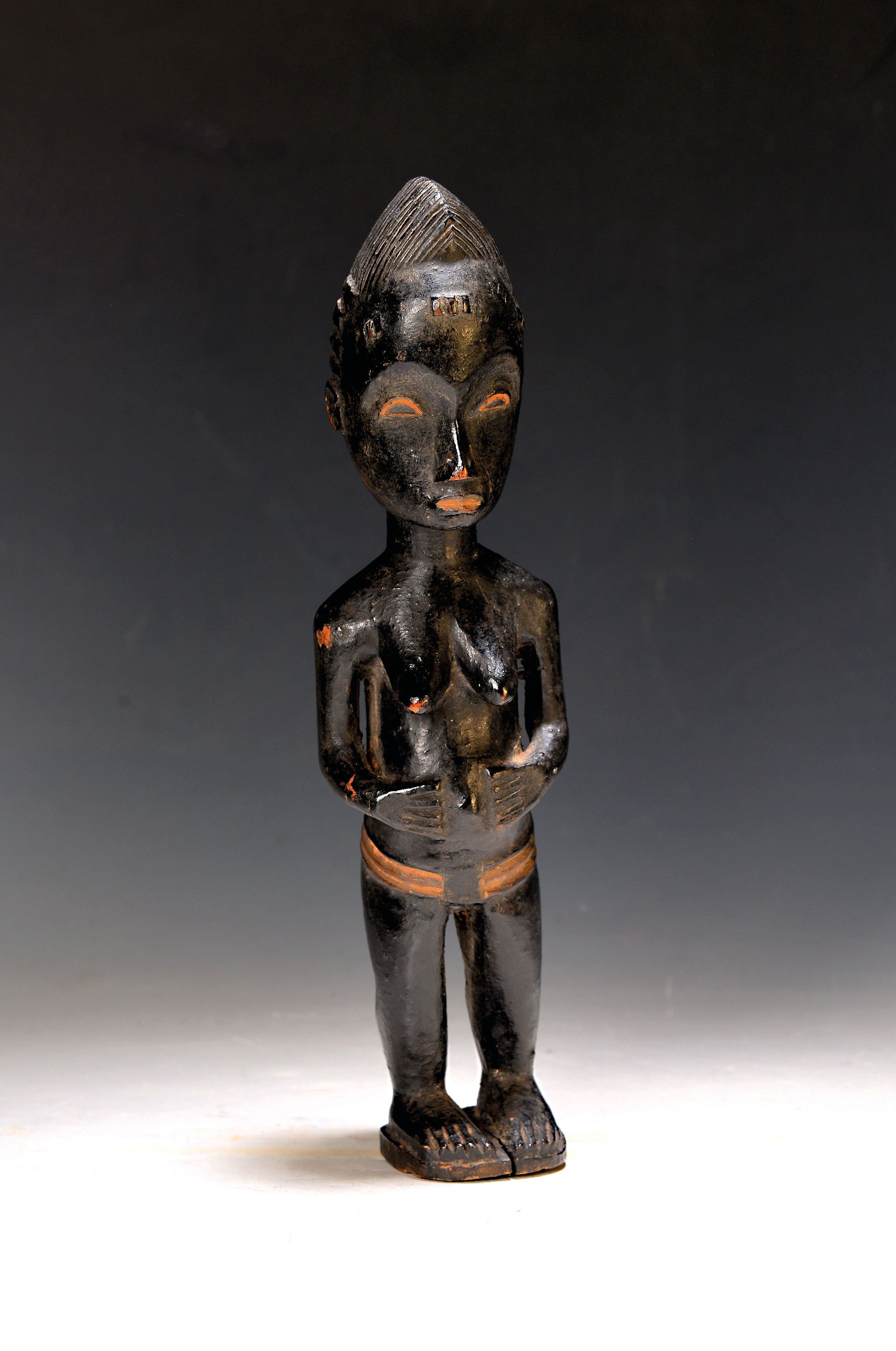 Weibliche Ahnenfigur, Baule, Elfenbeinküste, 20.Jh., Holz vollplastisch geschnitzt, schwarze Patina, H. 31 cm