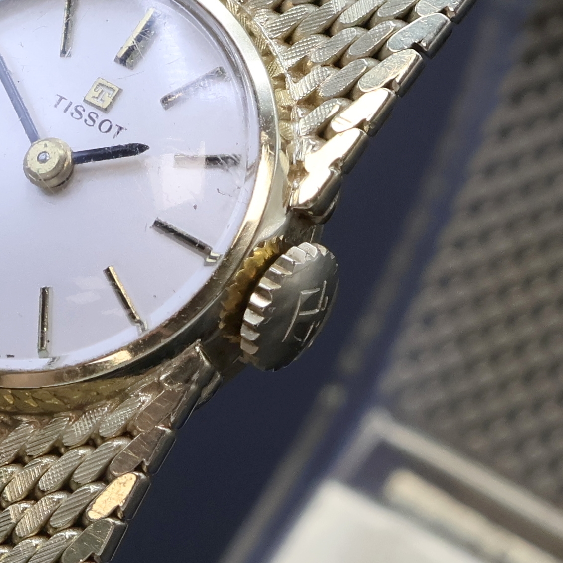 Detail b: TISSOT Damenarmbanduhr in GG 585/000, Schweiz 1960 Jahre, Handaufzug, 2-teil. Geh., Boden aufgedr., Milanaiseband, Anz. v. Std. und Min., Kal. 709-1, ...