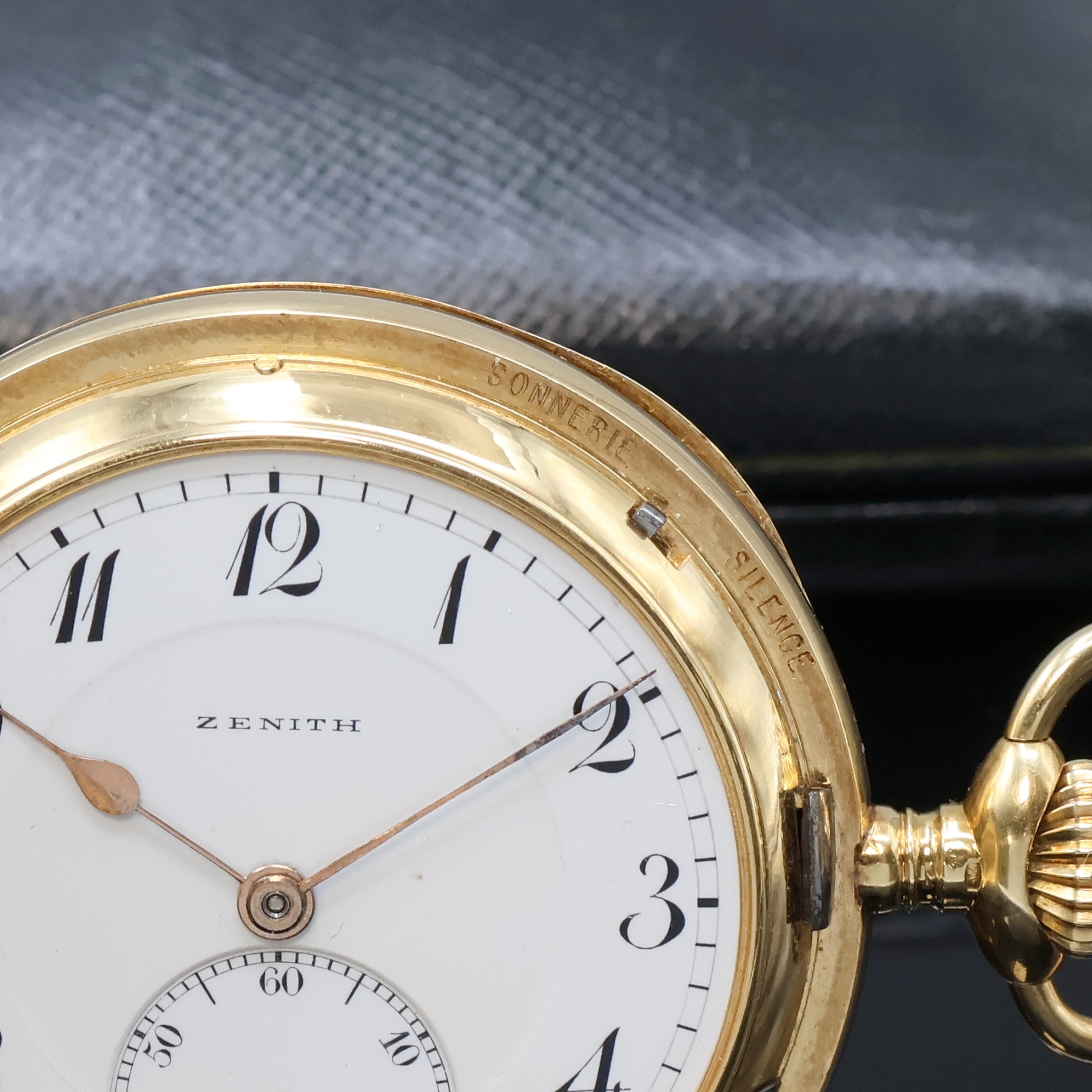 Detail a: ZENITH kleine Herrensavonette mit 1/4-Stunden Selbstschlag als Carillon und Minutenrepetition in GG 750/000, Schweiz um 1910, 3-Deckel Goldgeh., ...