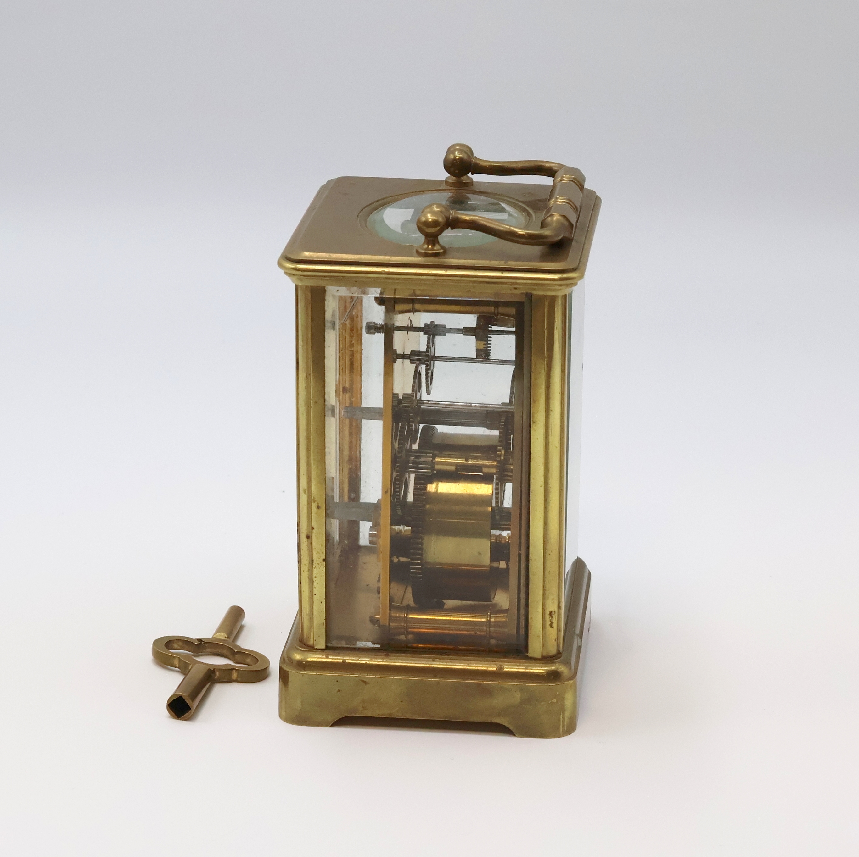 Detail a: Französische 8-Tage Reiseuhr in 5-seitig verglastem Messinggehäuse, um 1900, schlichtes Geh. m. Tragebügel, facett-vergl., rücks. zu öffnen f. ...