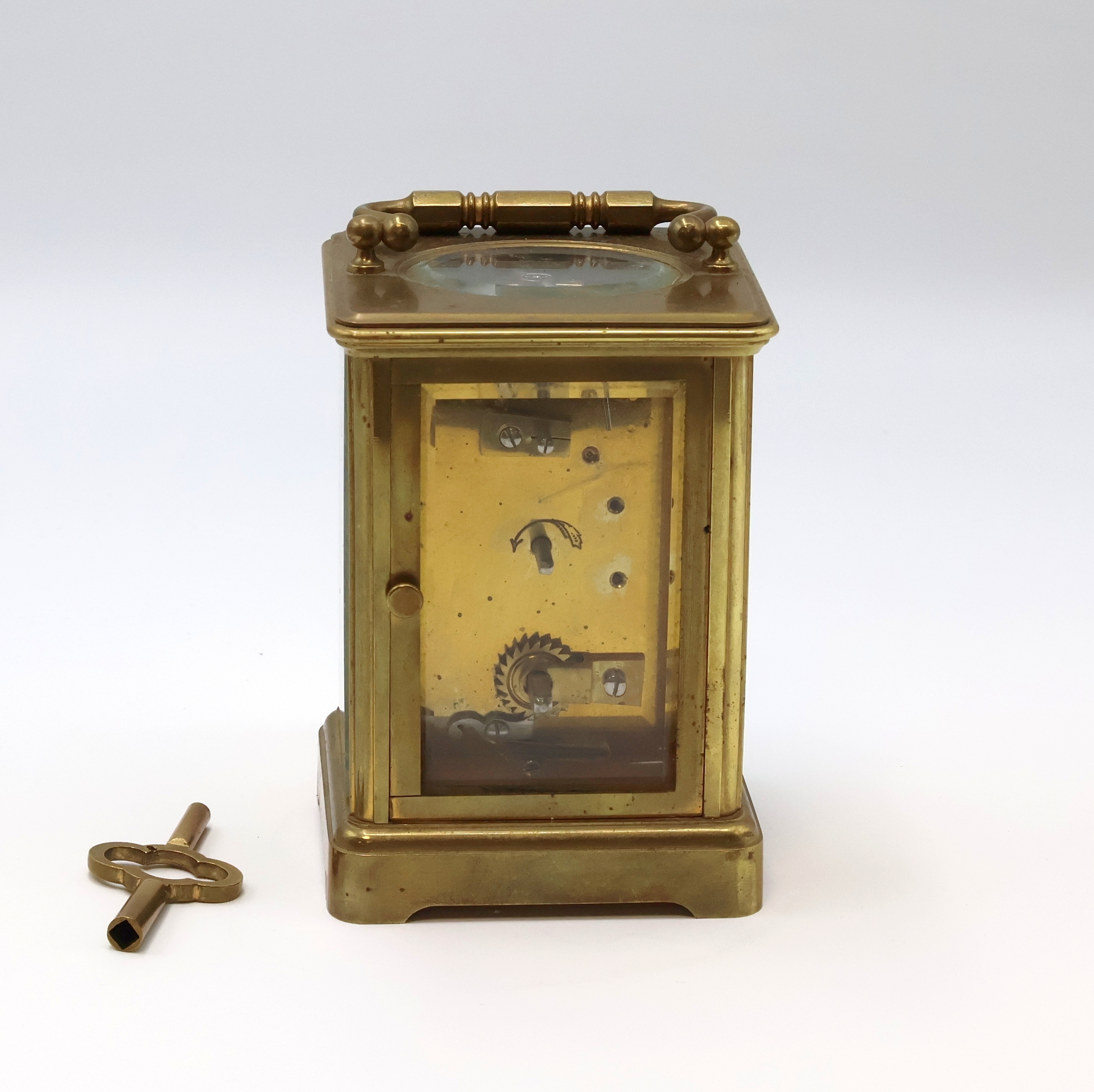 Detail b: Französische 8-Tage Reiseuhr in 5-seitig verglastem Messinggehäuse, um 1900, schlichtes Geh. m. Tragebügel, facett-vergl., rücks. zu öffnen f. ...