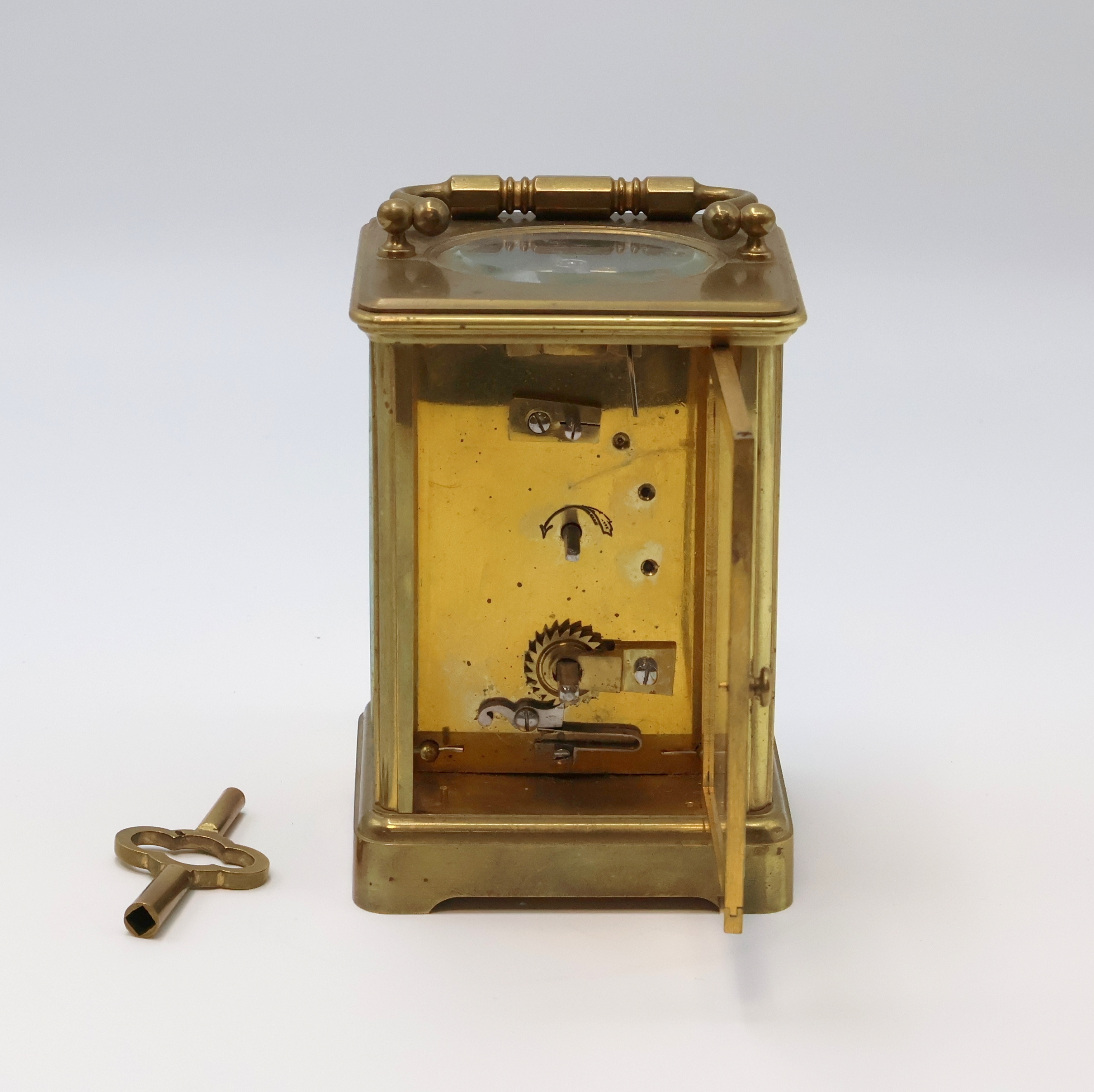 Detail c: Französische 8-Tage Reiseuhr in 5-seitig verglastem Messinggehäuse, um 1900, schlichtes Geh. m. Tragebügel, facett-vergl., rücks. zu öffnen f. ...