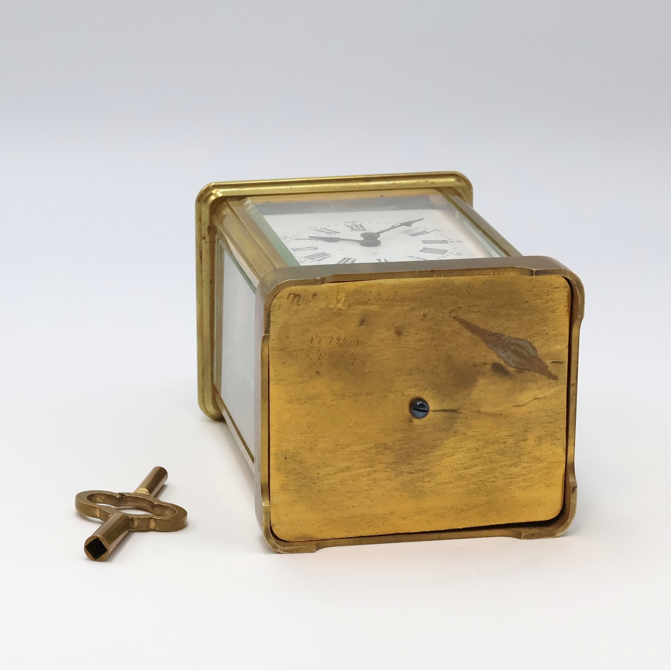Detail f: Französische 8-Tage Reiseuhr in 5-seitig verglastem Messinggehäuse, um 1900, schlichtes Geh. m. Tragebügel, facett-vergl., rücks. zu öffnen f. ...