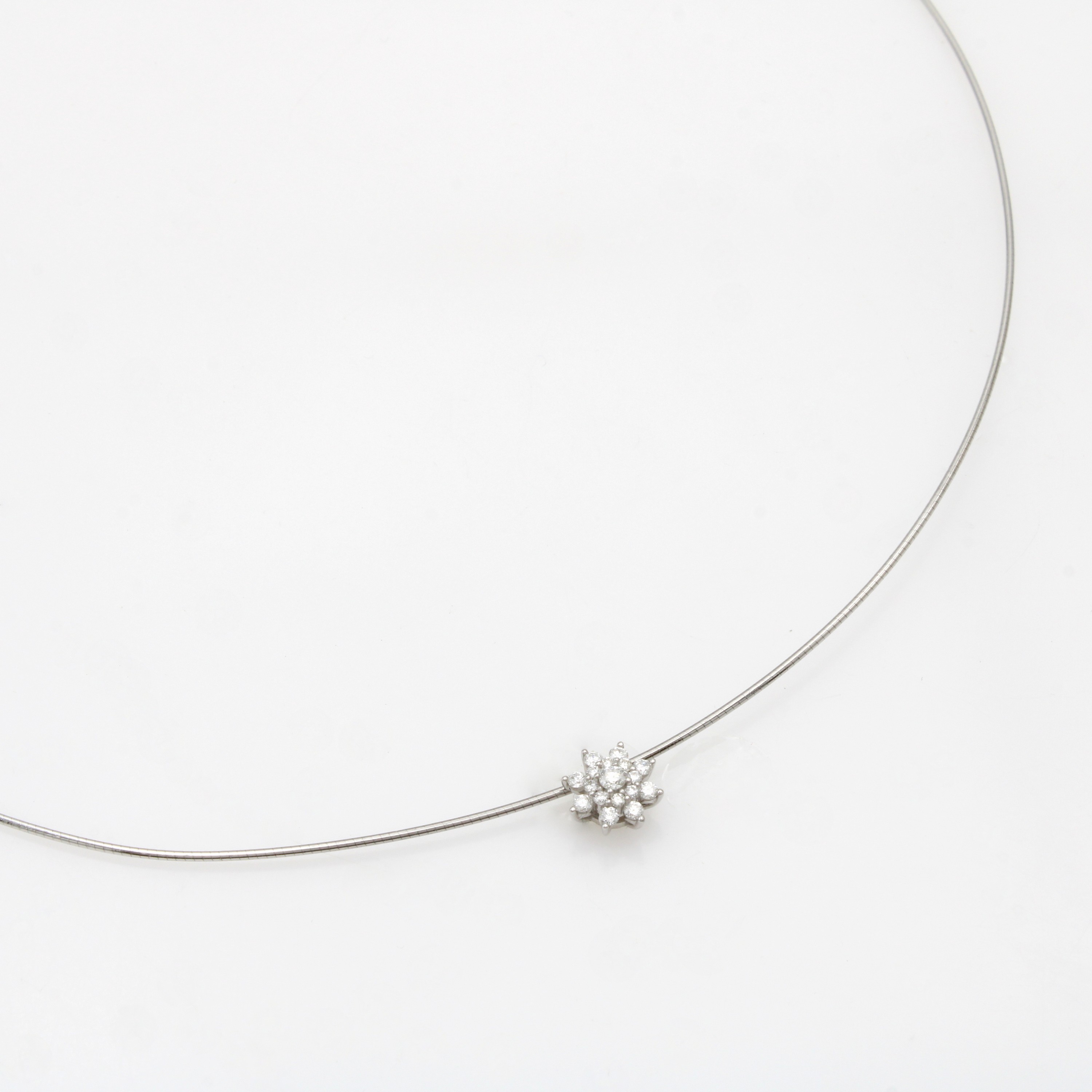 Image 27071865 - Anhänger mit Brillanten an Omegareif, WG 585/000, Brill. sternf. gef. zus. ca. 0.25 ct ...