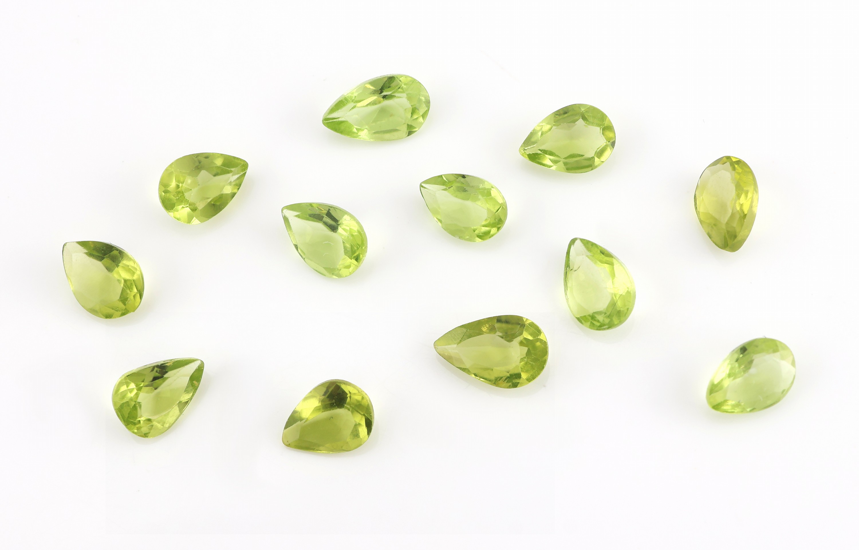 Image 27071876 - Lot 12 lose Peridots, zus. ca. 8.46 ct, facett. Tropfen in versch. Größen Schätzpreis: ...