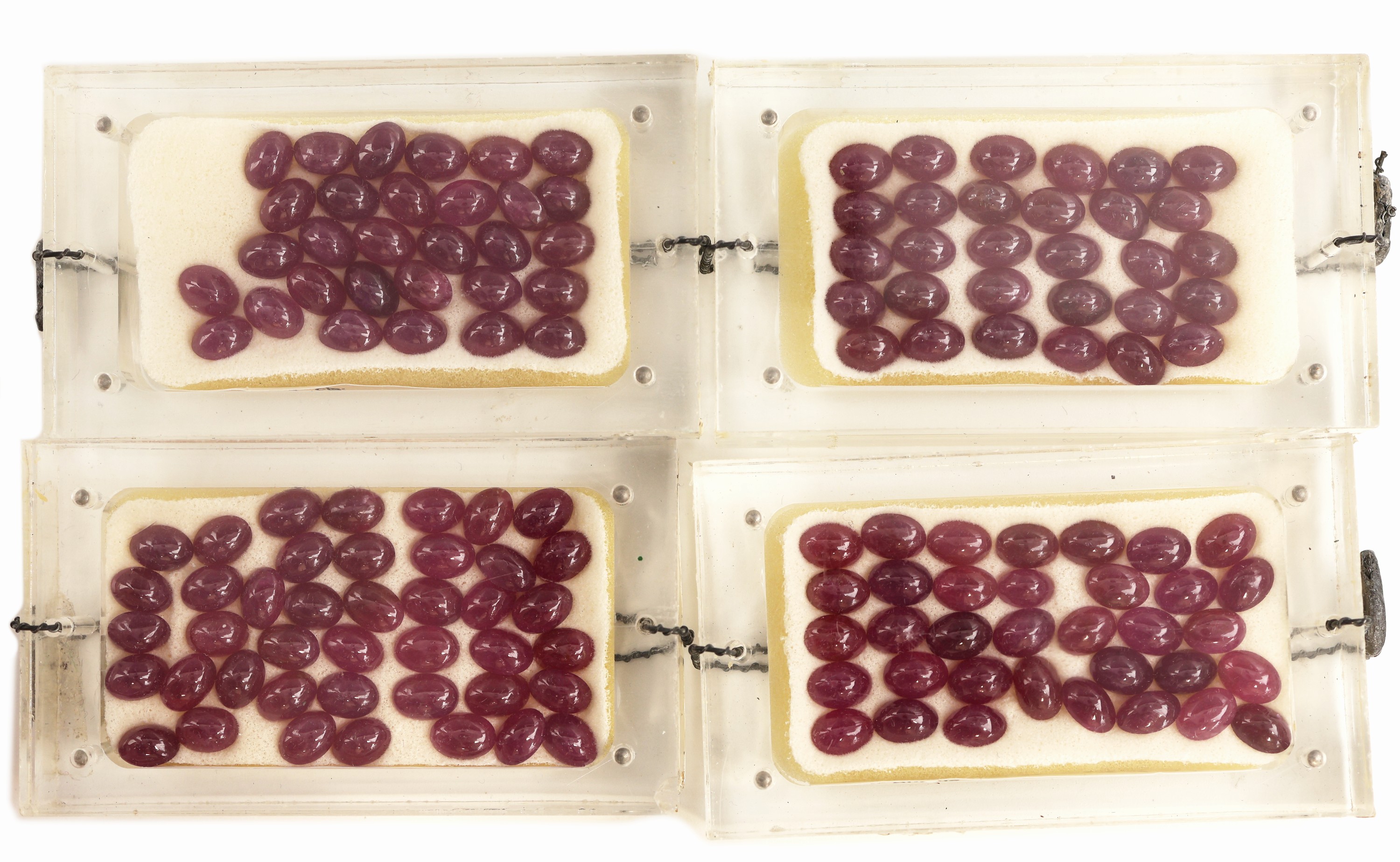 Image 27071880 - Lot lose Rubine, zus. ca. 161 ct, ovale Cabochons, versch. Farbnuancen, verplombt, ...