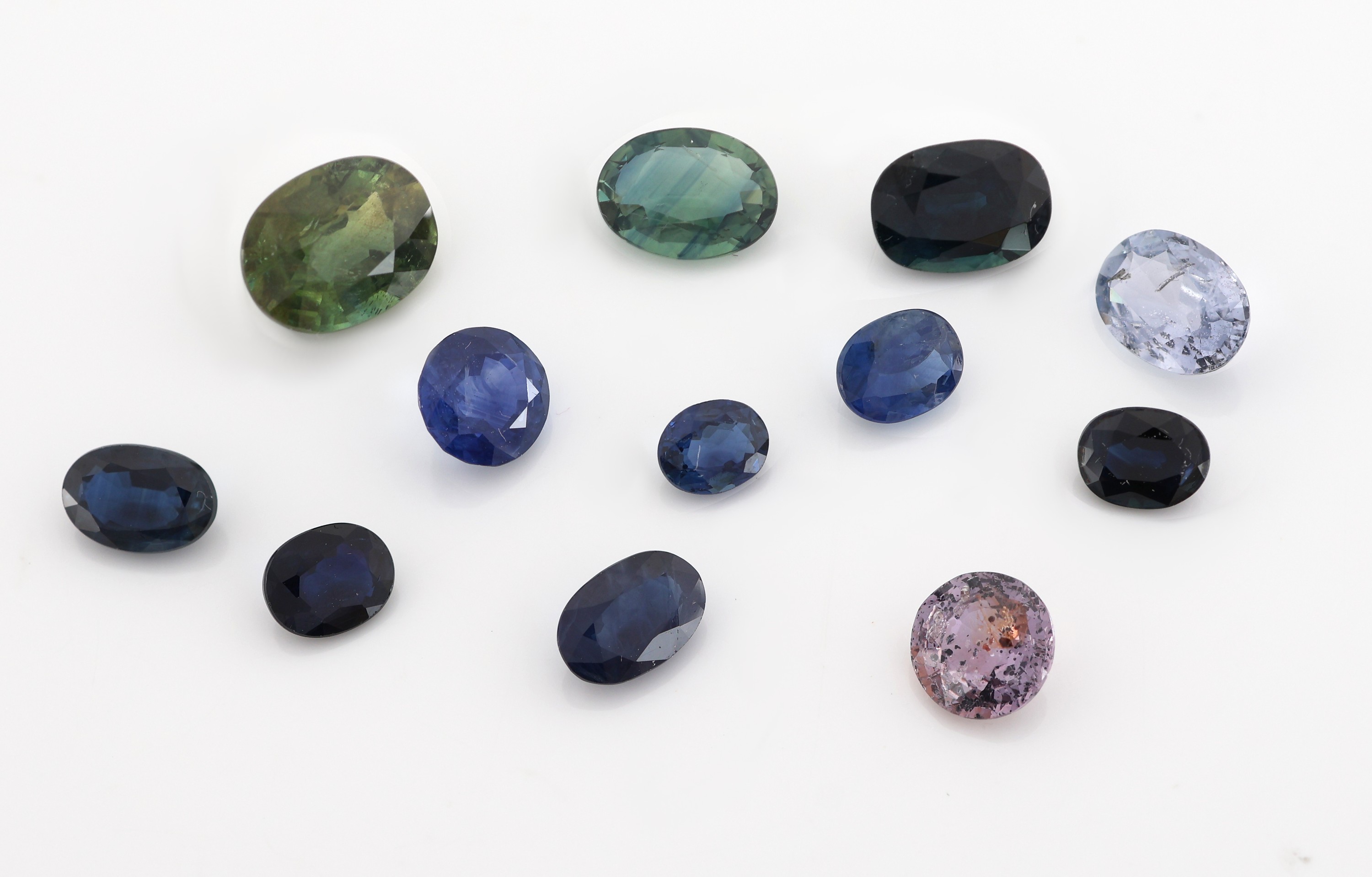 Image 27071885 - Lot 12 lose Saphire, zus. ca. 9.94 ct, versch.Größen, Schliffformen und Farben ...