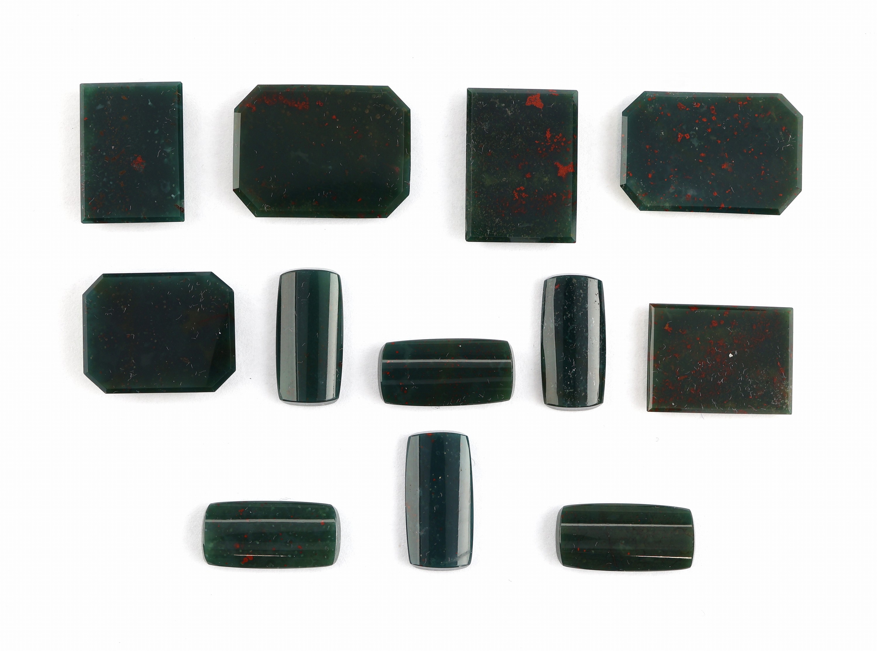 Image 27071888 - Lot 12 lose Heliotrop-Platten, zus. ca. 50.2 ct, versch. Größen und Formen ...