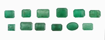 Image Lot 12 lose Smaragde, zus. ca. 18.34 ct, versch. Schliffformen, Größen und Farbnuancen ...