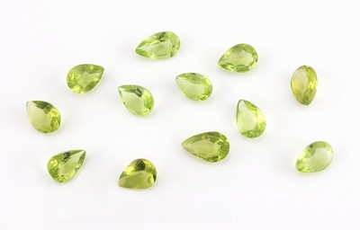 Image Lot 12 lose Peridots, zus. ca. 8.46 ct, facett. Tropfen in versch. Größen Schätzpreis: ...