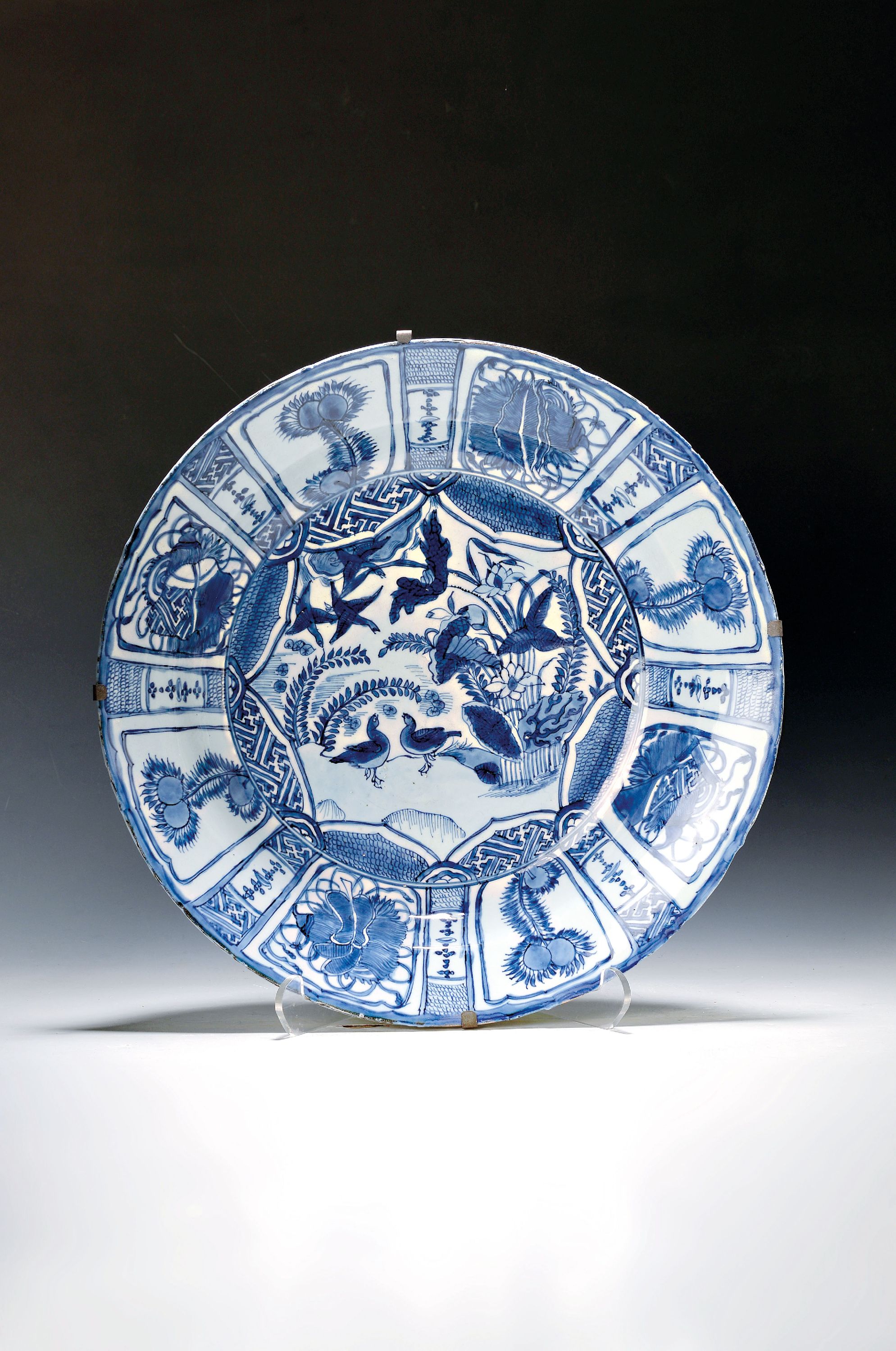 Sehr großer Teller, China, wohl Wanli-Periode 1573-1618, sog. Kraak-Porzellan, Gänse im Teich mit Lotusblüten, Porzellan, mit blauer ...