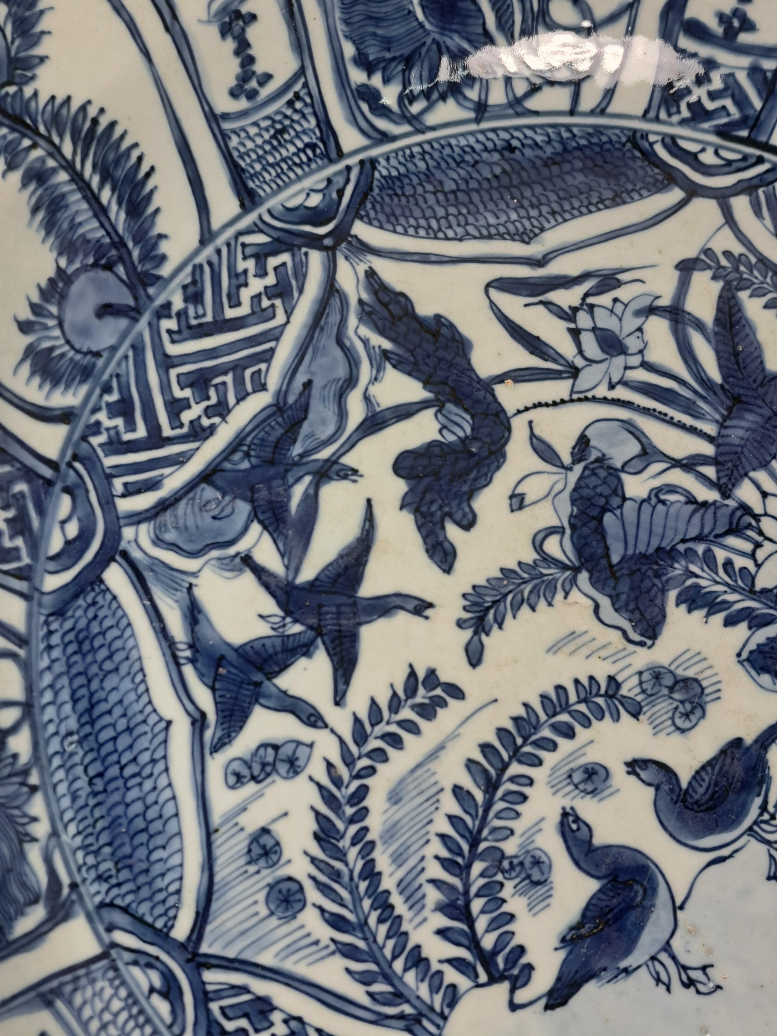 Detail b: Sehr großer Teller, China, wohl Wanli-Periode 1573-1618, sog. Kraak-Porzellan, Gänse im Teich mit Lotusblüten, Porzellan, mit blauer ...
