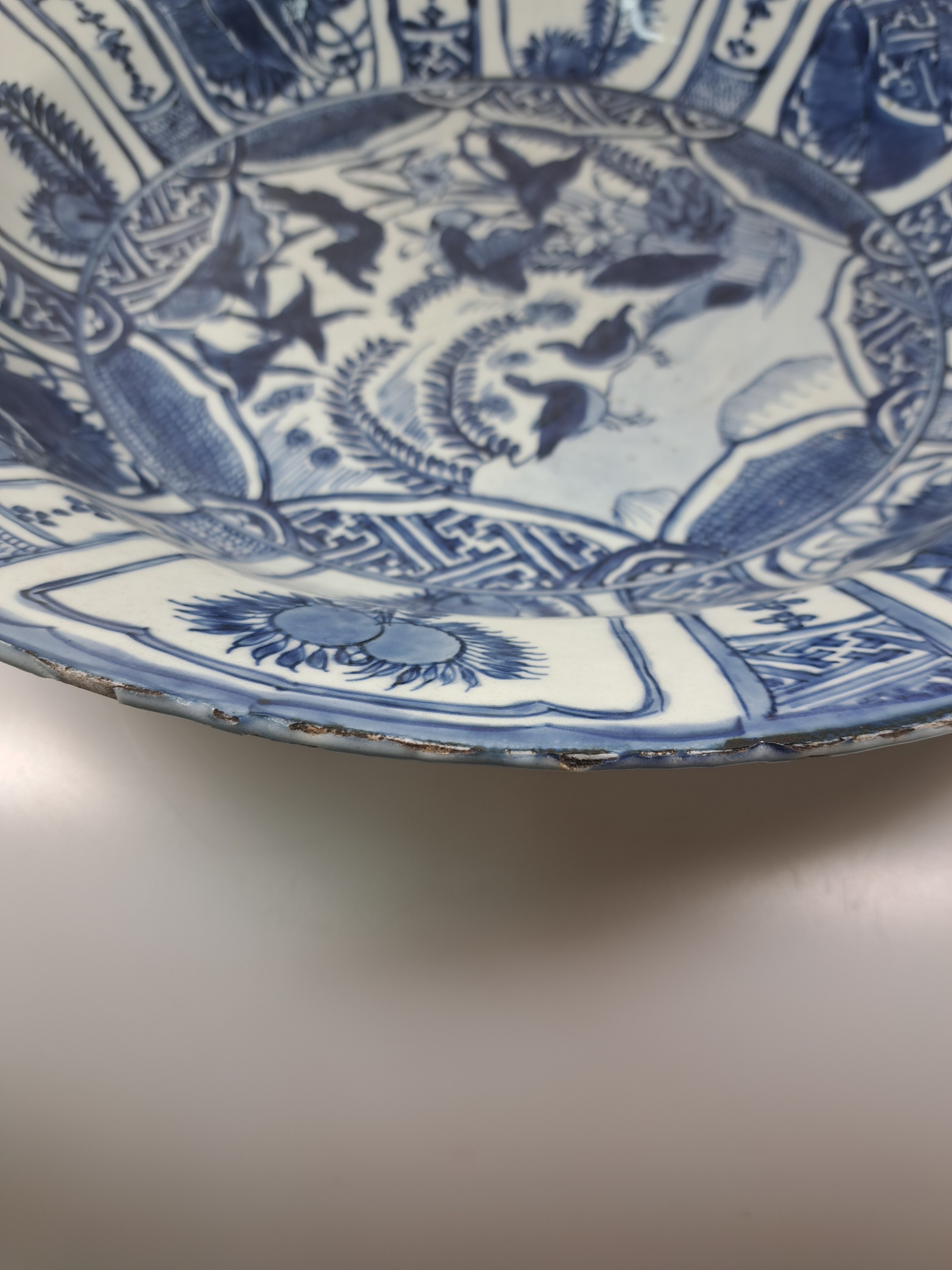 Detail c: Sehr großer Teller, China, wohl Wanli-Periode 1573-1618, sog. Kraak-Porzellan, Gänse im Teich mit Lotusblüten, Porzellan, mit blauer ...