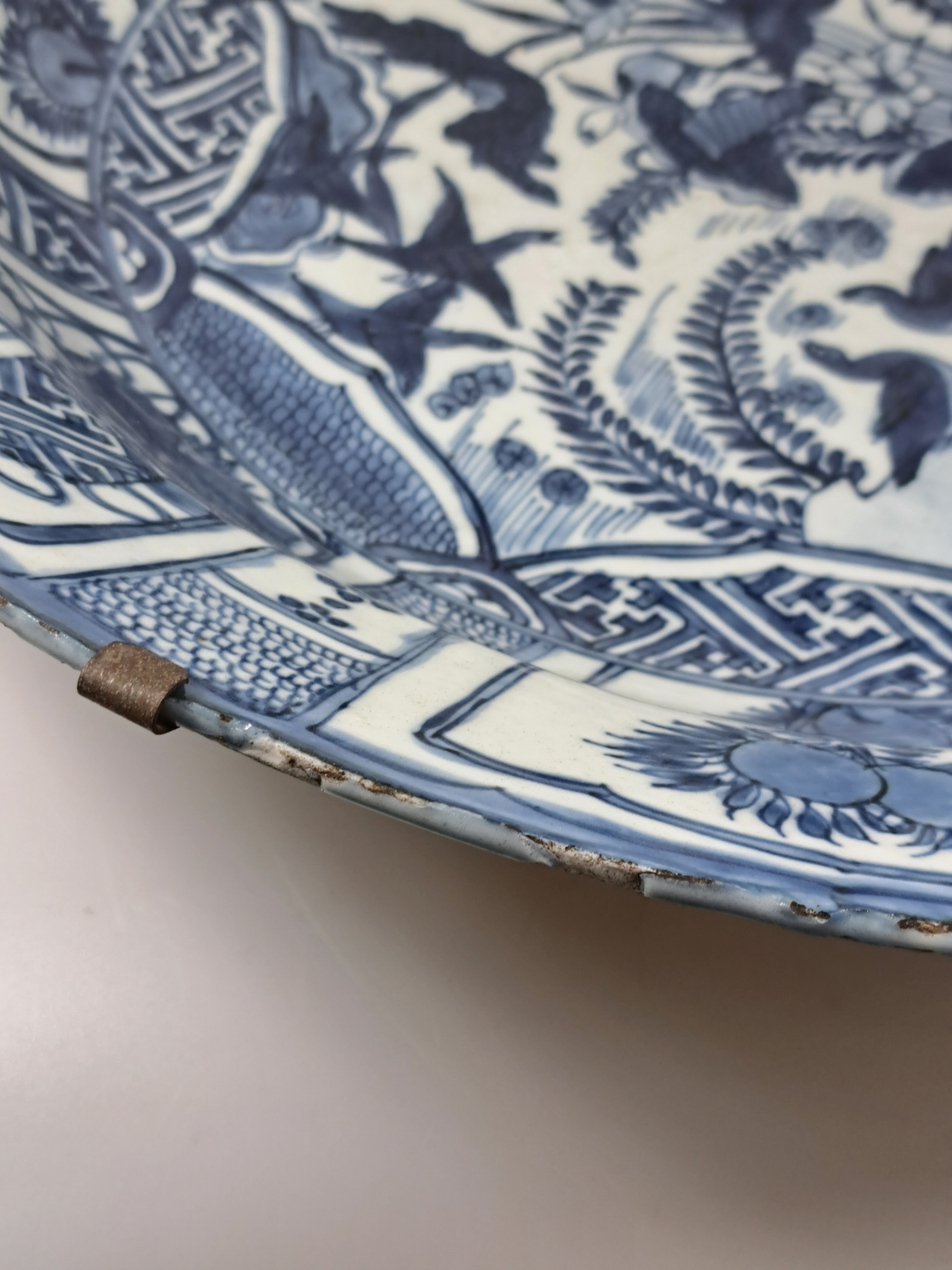 Detail d: Sehr großer Teller, China, wohl Wanli-Periode 1573-1618, sog. Kraak-Porzellan, Gänse im Teich mit Lotusblüten, Porzellan, mit blauer ...