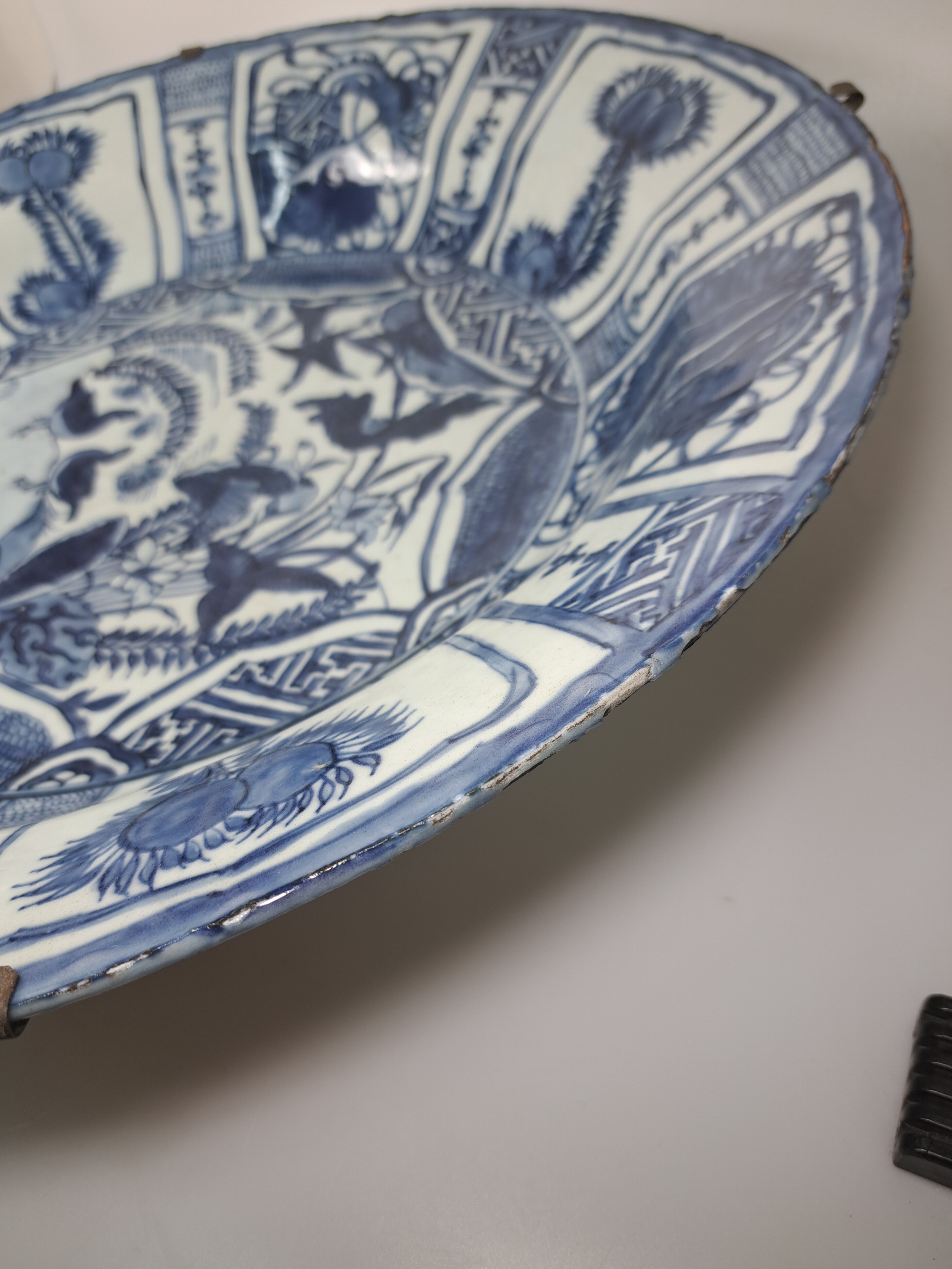 Detail h: Sehr großer Teller, China, wohl Wanli-Periode 1573-1618, sog. Kraak-Porzellan, Gänse im Teich mit Lotusblüten, Porzellan, mit blauer ...