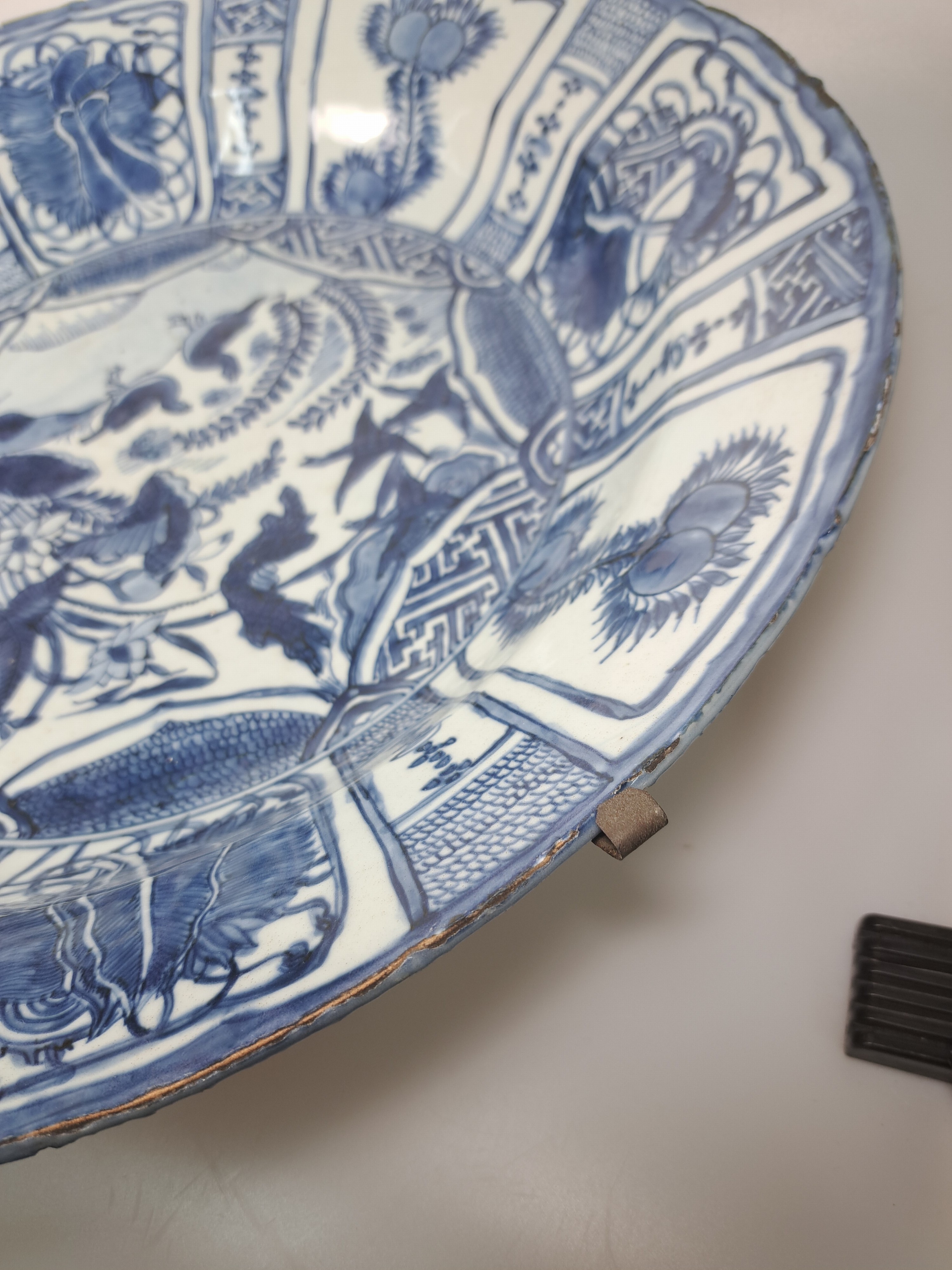 Detail j: Sehr großer Teller, China, wohl Wanli-Periode 1573-1618, sog. Kraak-Porzellan, Gänse im Teich mit Lotusblüten, Porzellan, mit blauer ...