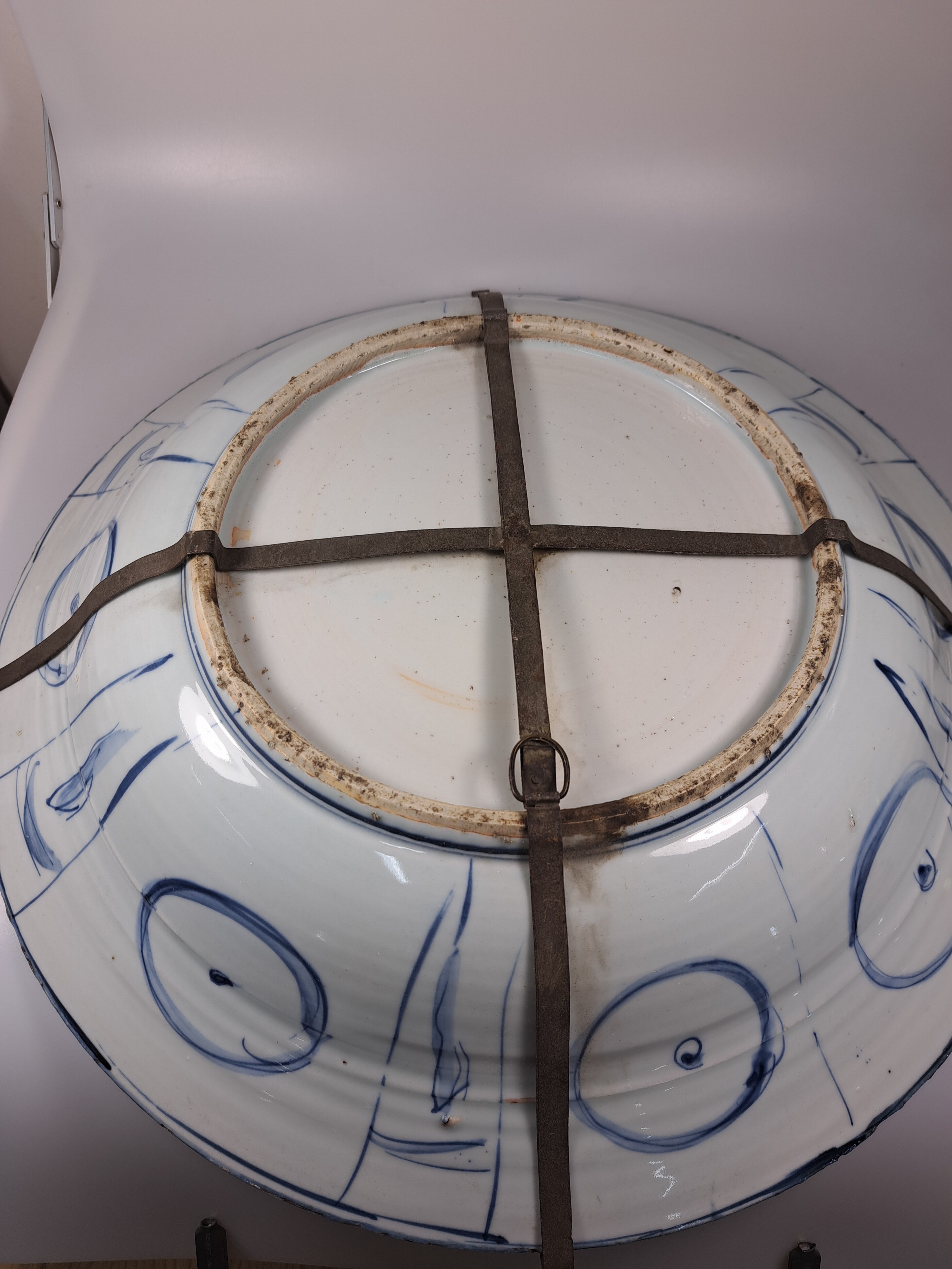 Detail k: Sehr großer Teller, China, wohl Wanli-Periode 1573-1618, sog. Kraak-Porzellan, Gänse im Teich mit Lotusblüten, Porzellan, mit blauer ...
