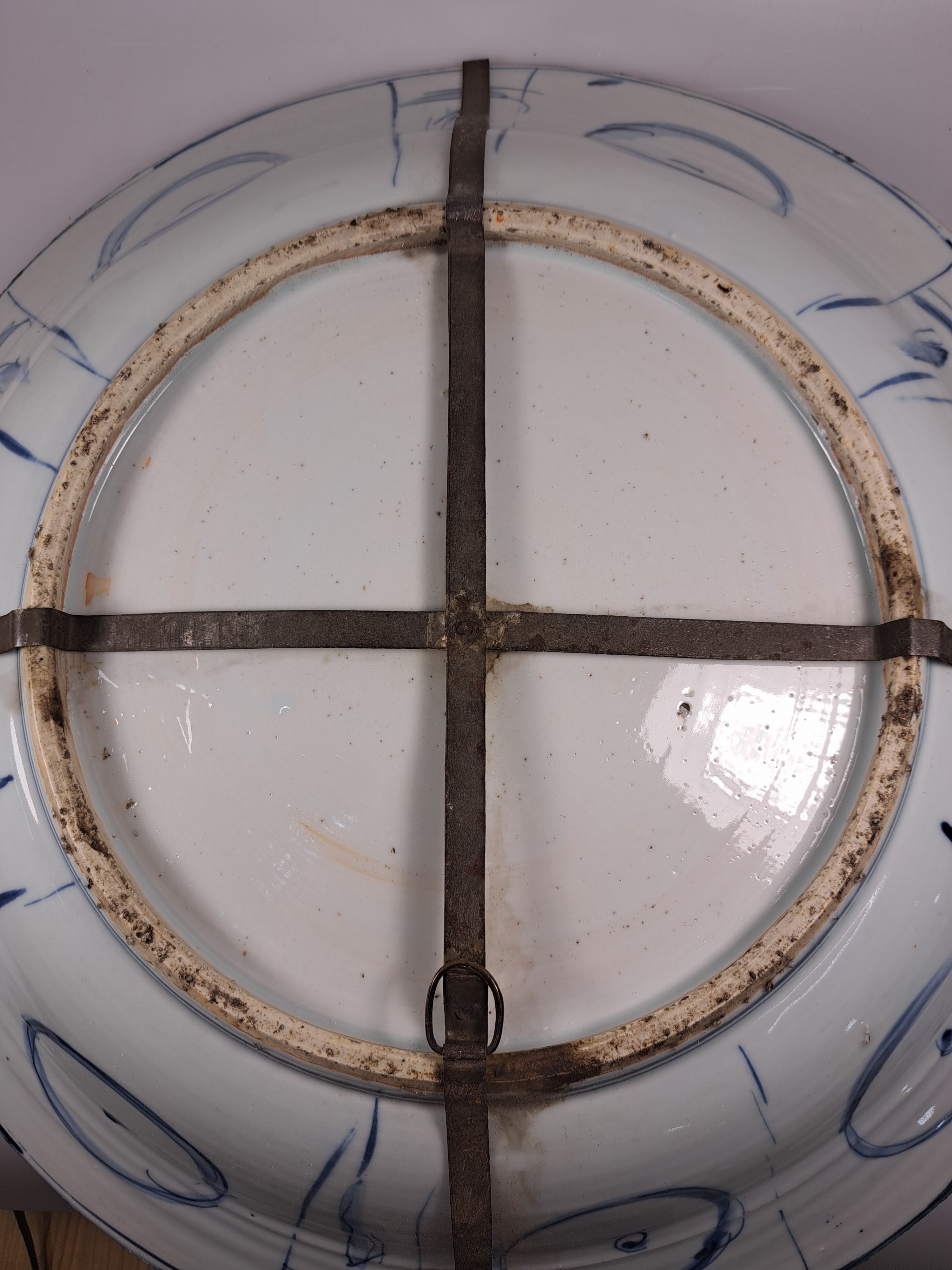 Detail o: Sehr großer Teller, China, wohl Wanli-Periode 1573-1618, sog. Kraak-Porzellan, Gänse im Teich mit Lotusblüten, Porzellan, mit blauer ...