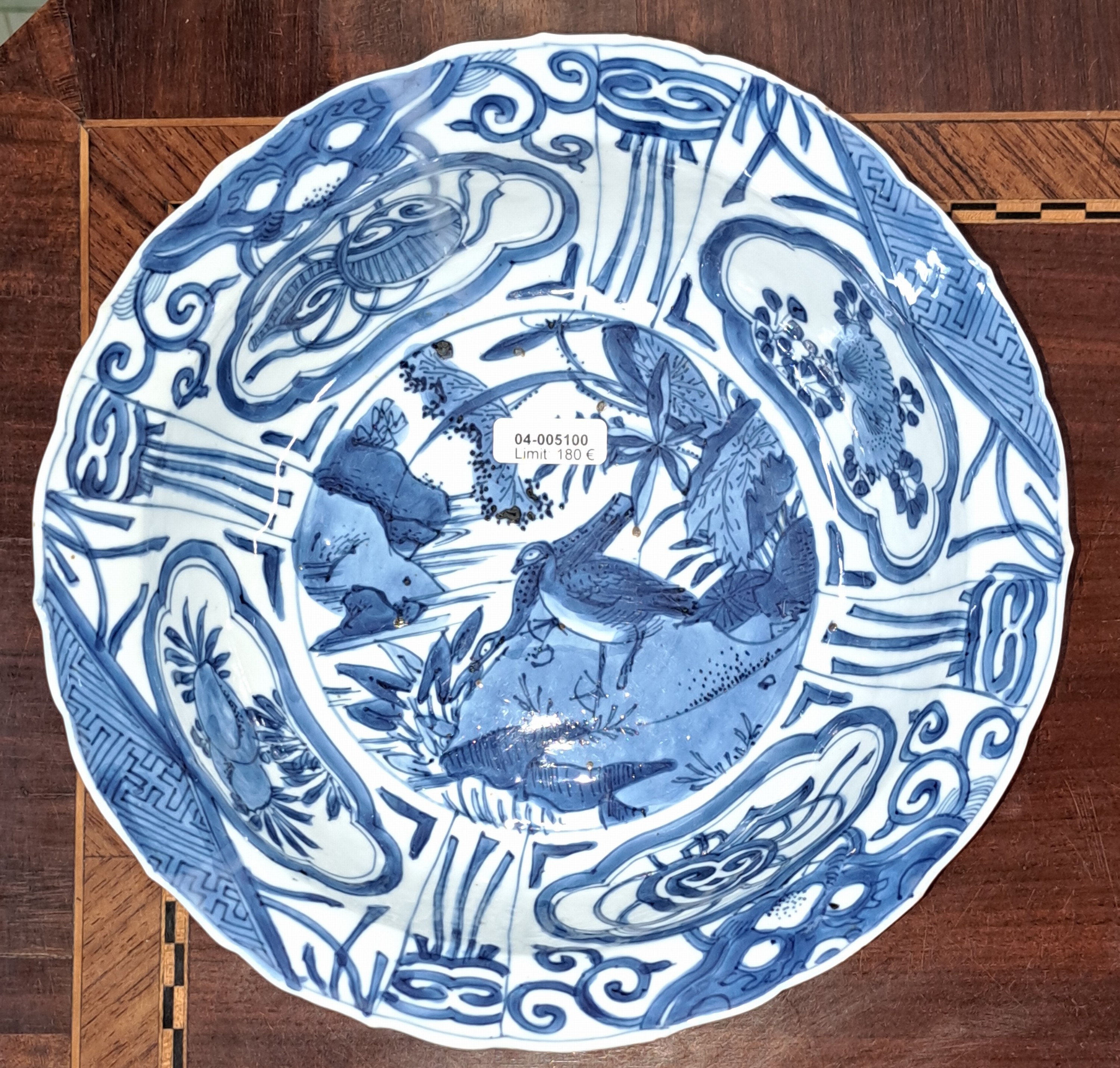 Detail a: Kumme, China, wohl Wanli-Periode 1573-1620, dünnwandige Porzellan, Gänse an Teich mit Lotus, Fahne mit Felderbemalung, Unterglasurblau, min. am ...