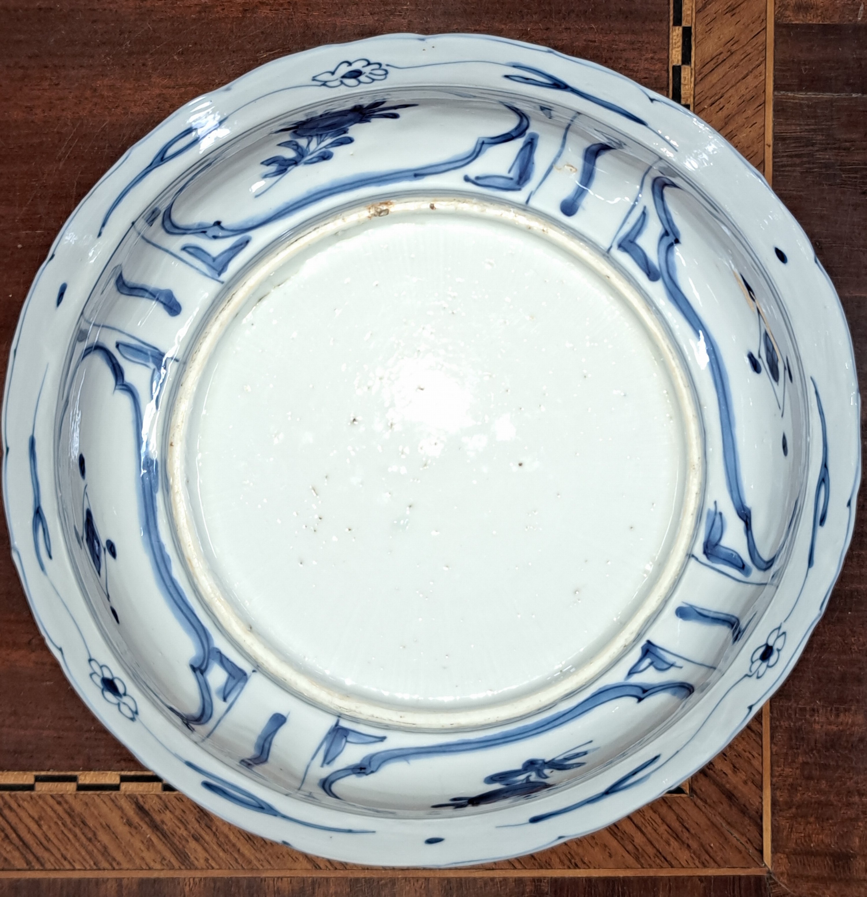 Detail b: Kumme, China, wohl Wanli-Periode 1573-1620, dünnwandige Porzellan, Gänse an Teich mit Lotus, Fahne mit Felderbemalung, Unterglasurblau, min. am ...