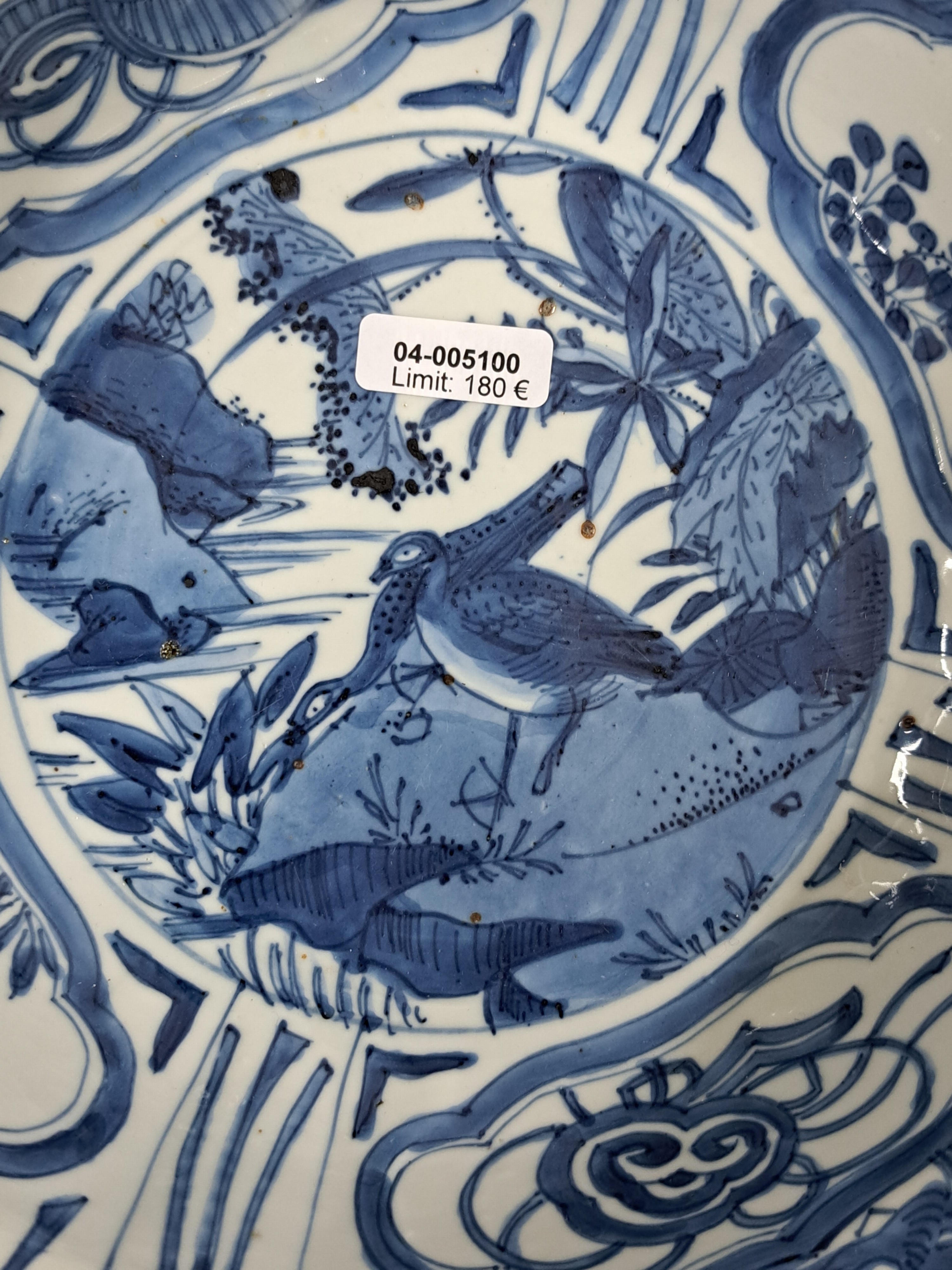Detail c: Kumme, China, wohl Wanli-Periode 1573-1620, dünnwandige Porzellan, Gänse an Teich mit Lotus, Fahne mit Felderbemalung, Unterglasurblau, min. am ...
