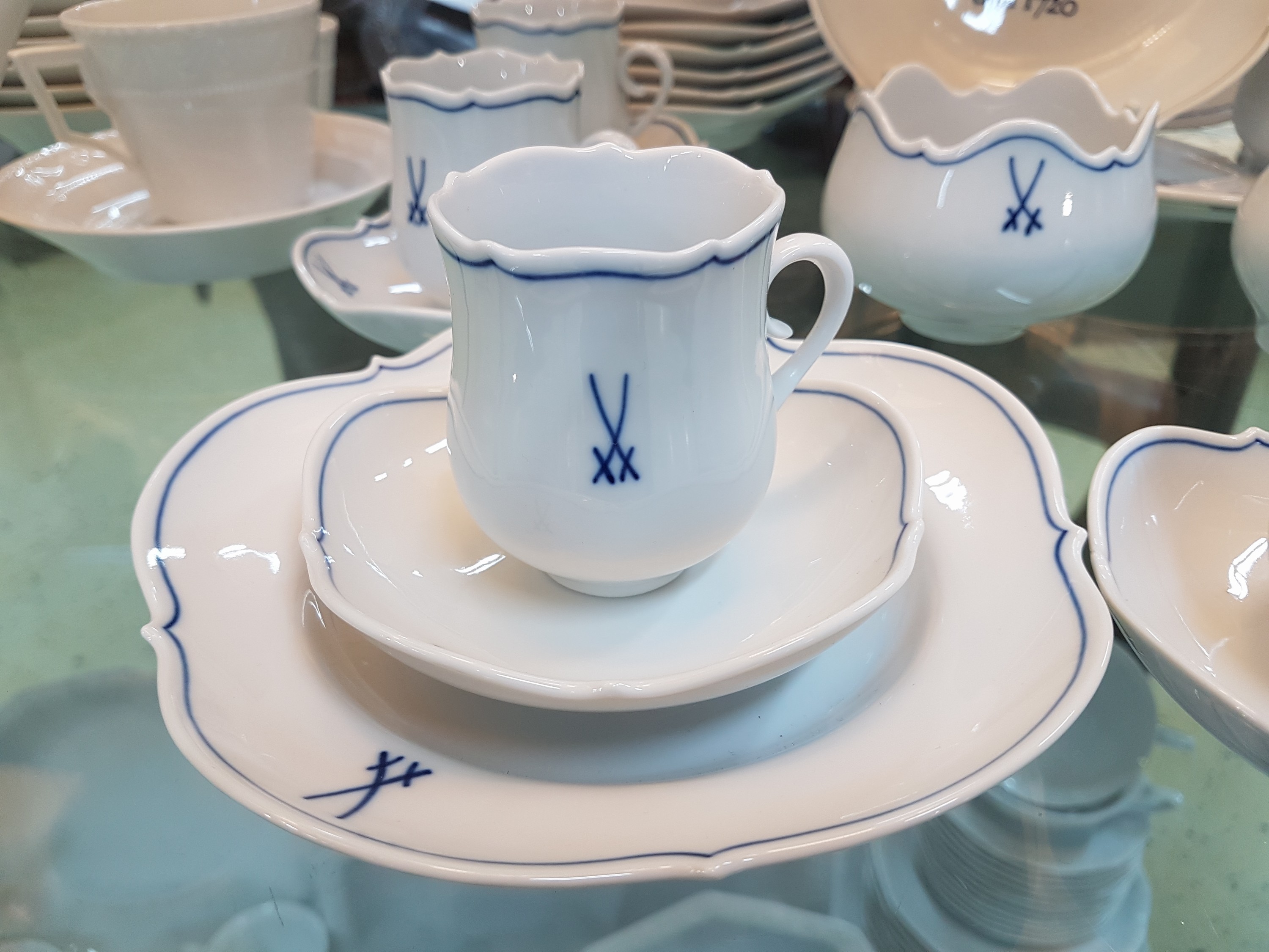 Detail b: Mokkaservice, Meissen, 2. Hälfte 20. Jh., weiß mit Meissenschwertern auf der Vorderseite und blauem Rand verziert, 8 Mokkatassen mit 7 Untertassen, ...