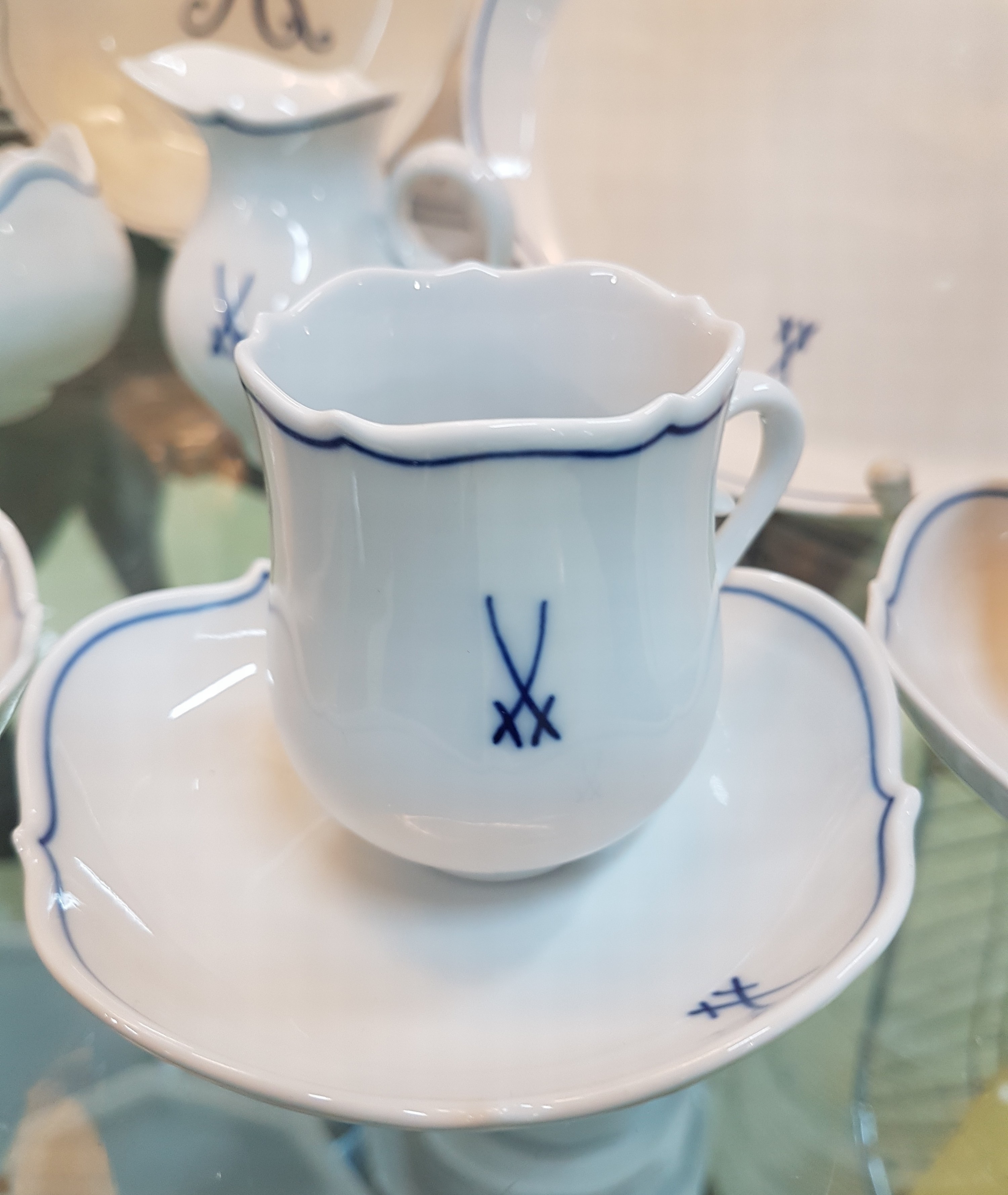 Detail c: Mokkaservice, Meissen, 2. Hälfte 20. Jh., weiß mit Meissenschwertern auf der Vorderseite und blauem Rand verziert, 8 Mokkatassen mit 7 Untertassen, ...