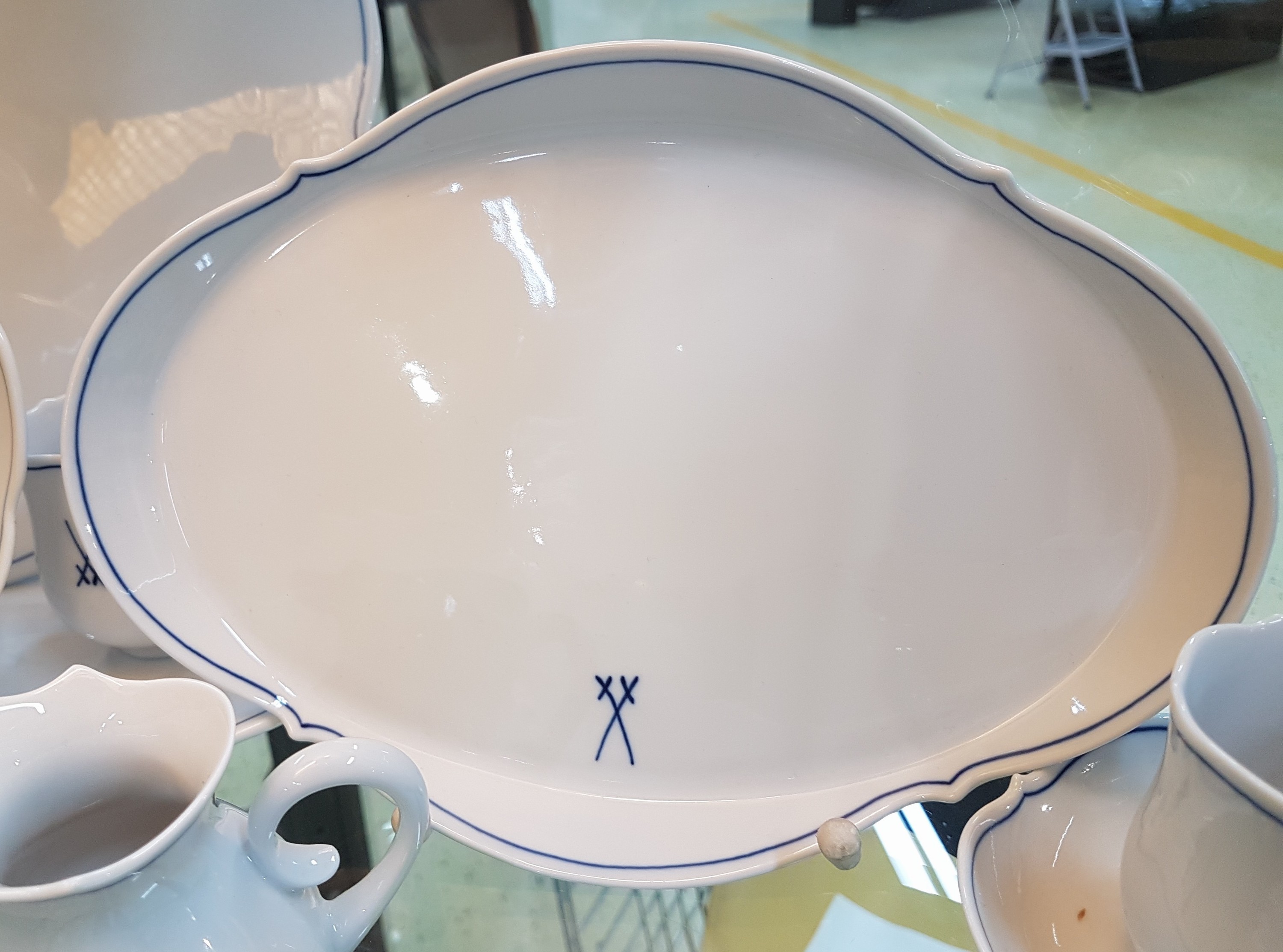 Detail d: Mokkaservice, Meissen, 2. Hälfte 20. Jh., weiß mit Meissenschwertern auf der Vorderseite und blauem Rand verziert, 8 Mokkatassen mit 7 Untertassen, ...