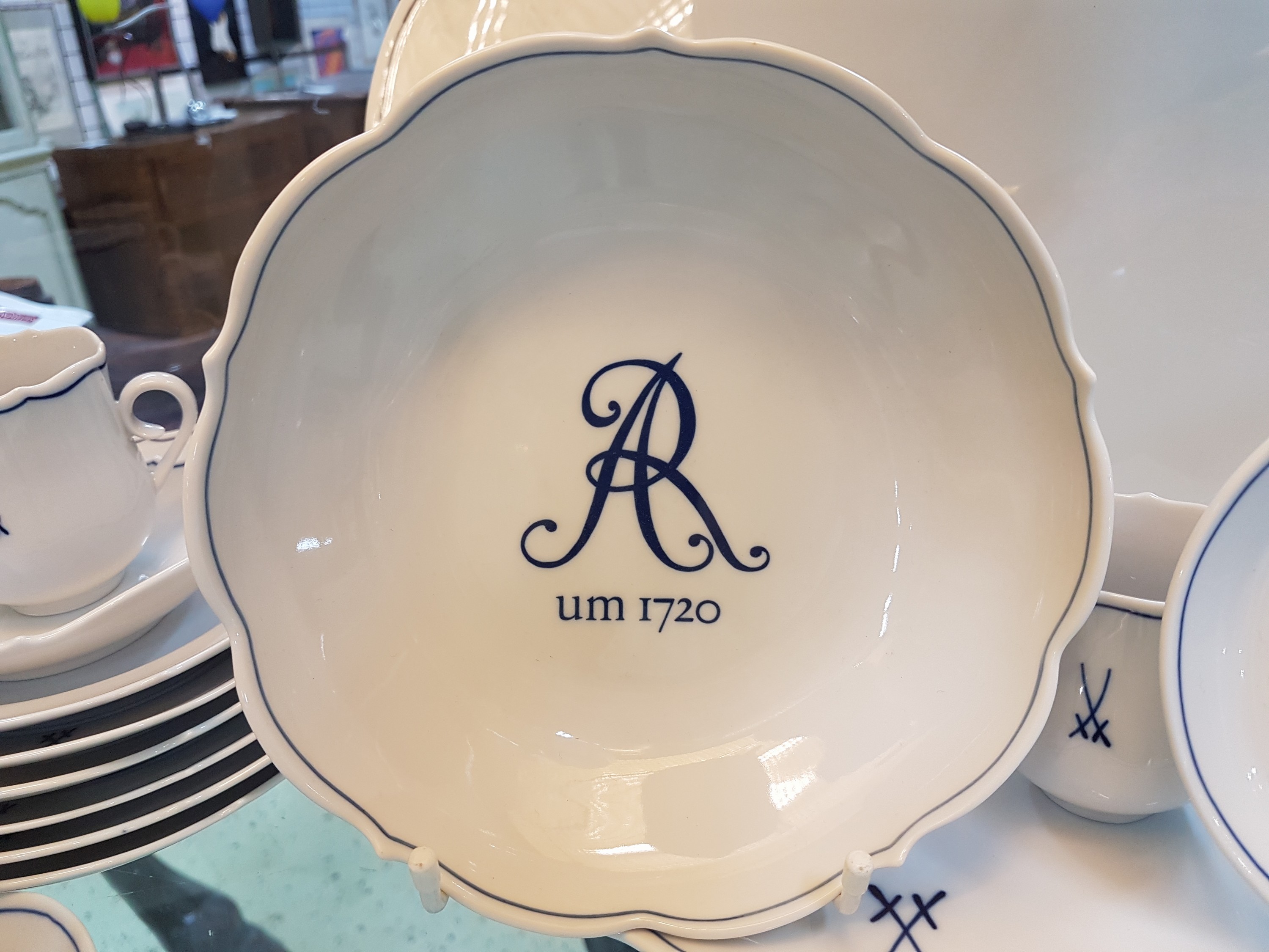 Detail e: Mokkaservice, Meissen, 2. Hälfte 20. Jh., weiß mit Meissenschwertern auf der Vorderseite und blauem Rand verziert, 8 Mokkatassen mit 7 Untertassen, ...