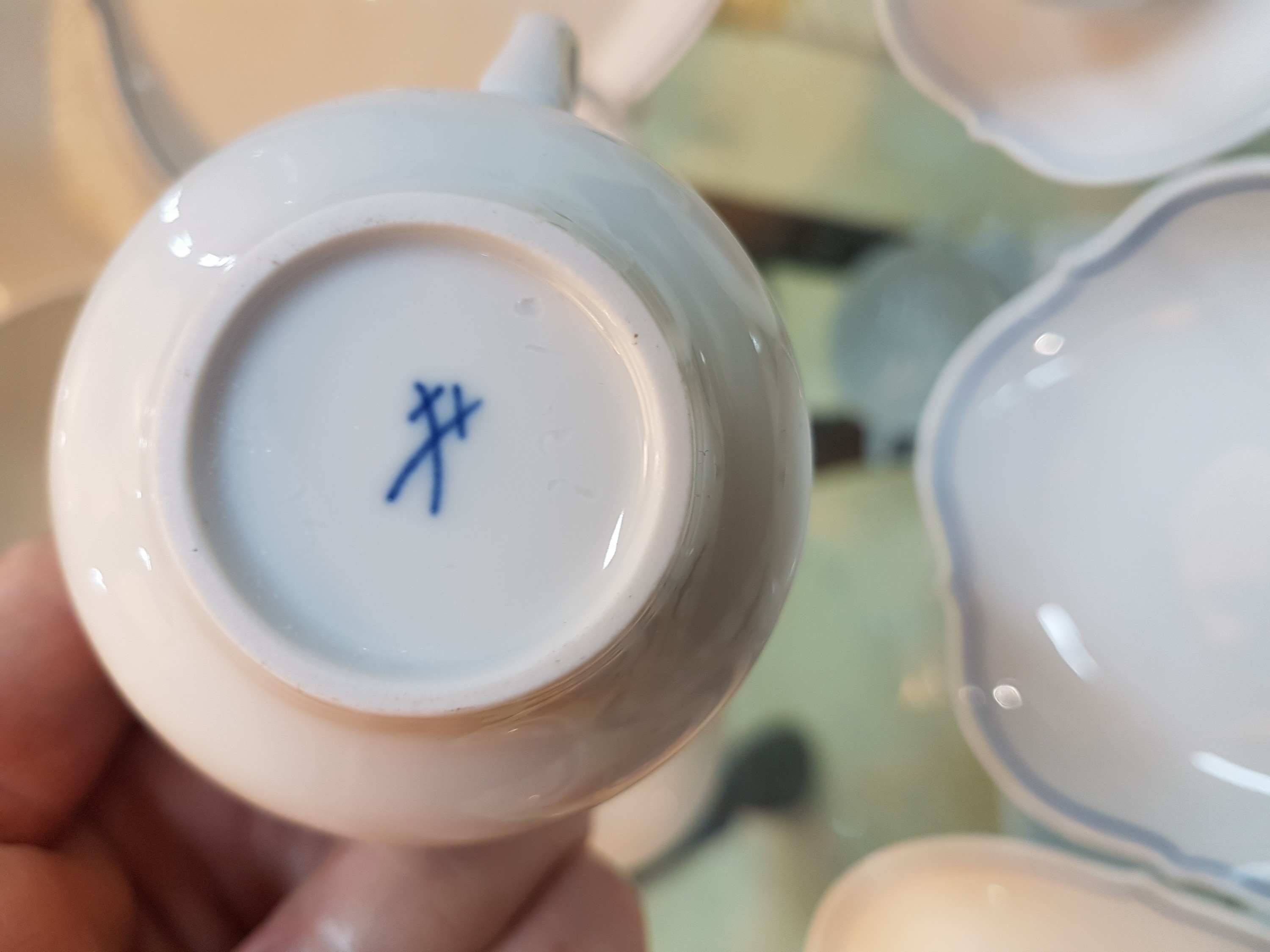 Detail f: Mokkaservice, Meissen, 2. Hälfte 20. Jh., weiß mit Meissenschwertern auf der Vorderseite und blauem Rand verziert, 8 Mokkatassen mit 7 Untertassen, ...