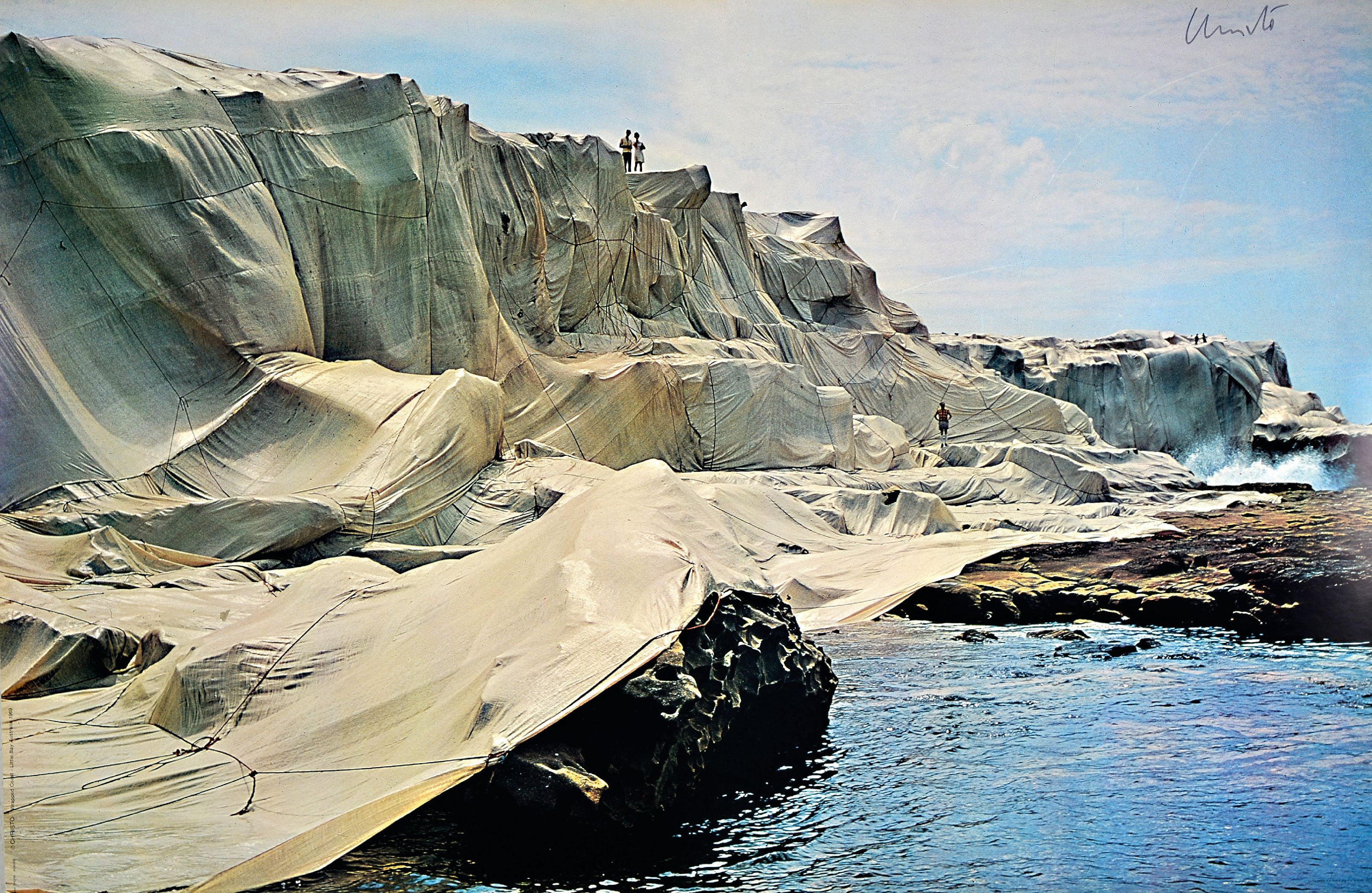 Detail k: Christo , geb.1935-2020, "Wrapped Coast- Little Bay Australia", Kunstdruck 1969, Offsetlithografie auf dünnen Karton, handsign., ca. ...