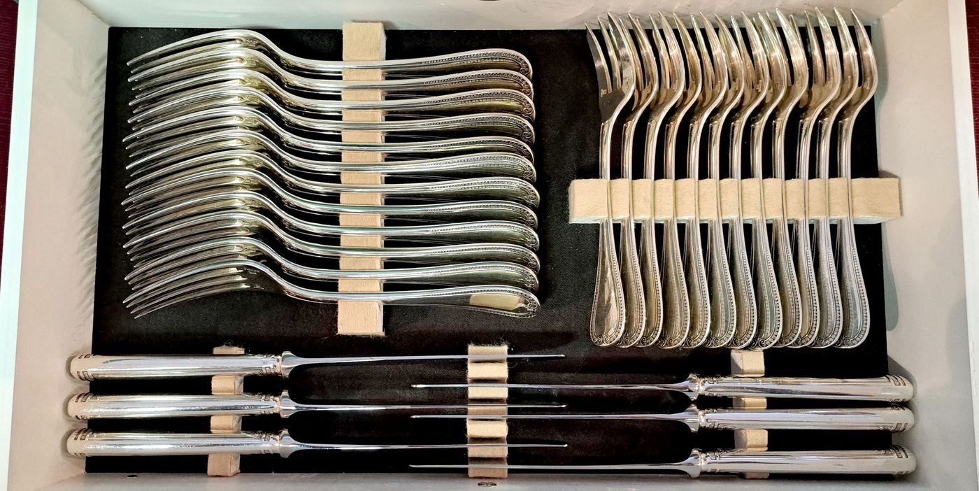 Detail c: Christofle-Besteck, 109 Teile, Paris, für 12 Personen, versilbert, Malmaison, 12 Menuegabeln, 12 Menuemesser, 12 Menuelöffel, 12 Kaffeelöffel, 12 ...