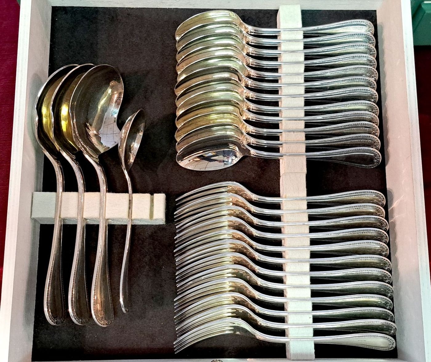 Detail d: Christofle-Besteck, 109 Teile, Paris, für 12 Personen, versilbert, Malmaison, 12 Menuegabeln, 12 Menuemesser, 12 Menuelöffel, 12 Kaffeelöffel, 12 ...