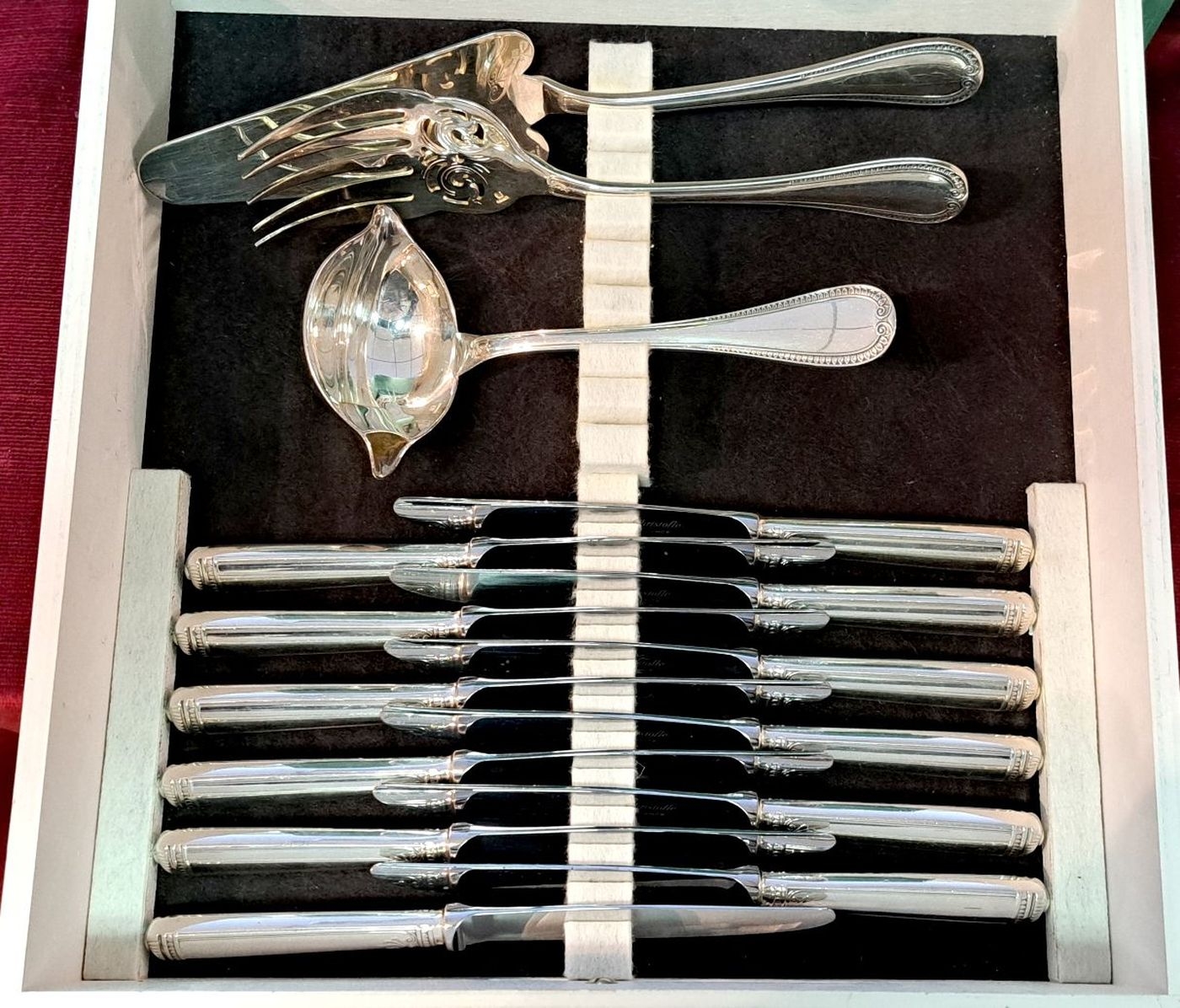 Detail e: Christofle-Besteck, 109 Teile, Paris, für 12 Personen, versilbert, Malmaison, 12 Menuegabeln, 12 Menuemesser, 12 Menuelöffel, 12 Kaffeelöffel, 12 ...