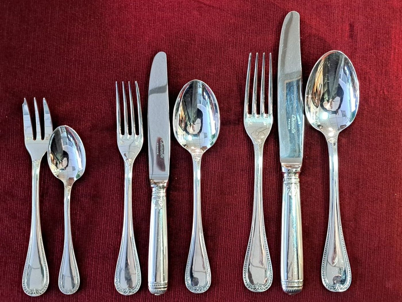 Detail g: Christofle-Besteck, 109 Teile, Paris, für 12 Personen, versilbert, Malmaison, 12 Menuegabeln, 12 Menuemesser, 12 Menuelöffel, 12 Kaffeelöffel, 12 ...