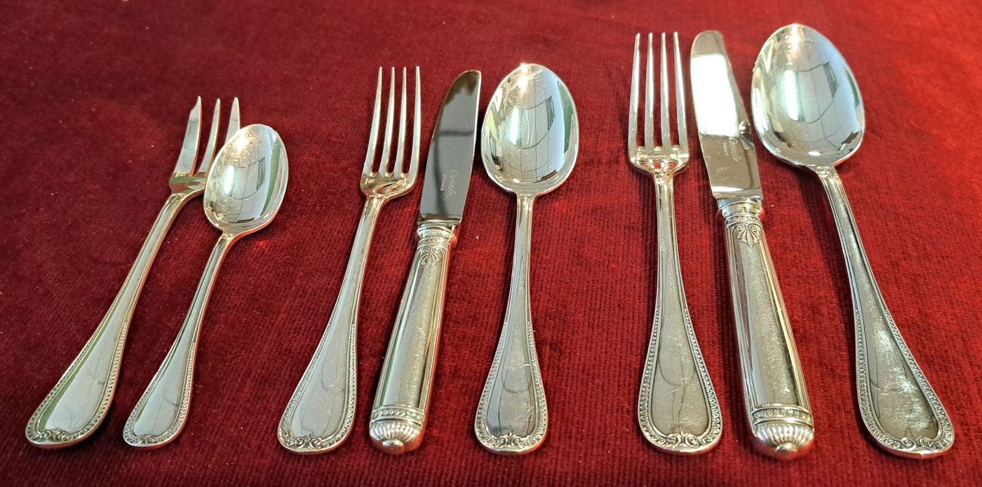 Detail h: Christofle-Besteck, 109 Teile, Paris, für 12 Personen, versilbert, Malmaison, 12 Menuegabeln, 12 Menuemesser, 12 Menuelöffel, 12 Kaffeelöffel, 12 ...