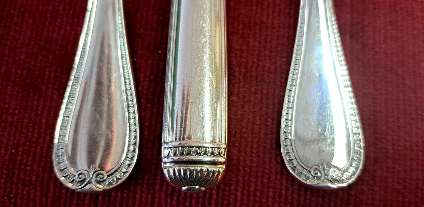 Detail i: Christofle-Besteck, 109 Teile, Paris, für 12 Personen, versilbert, Malmaison, 12 Menuegabeln, 12 Menuemesser, 12 Menuelöffel, 12 Kaffeelöffel, 12 ...