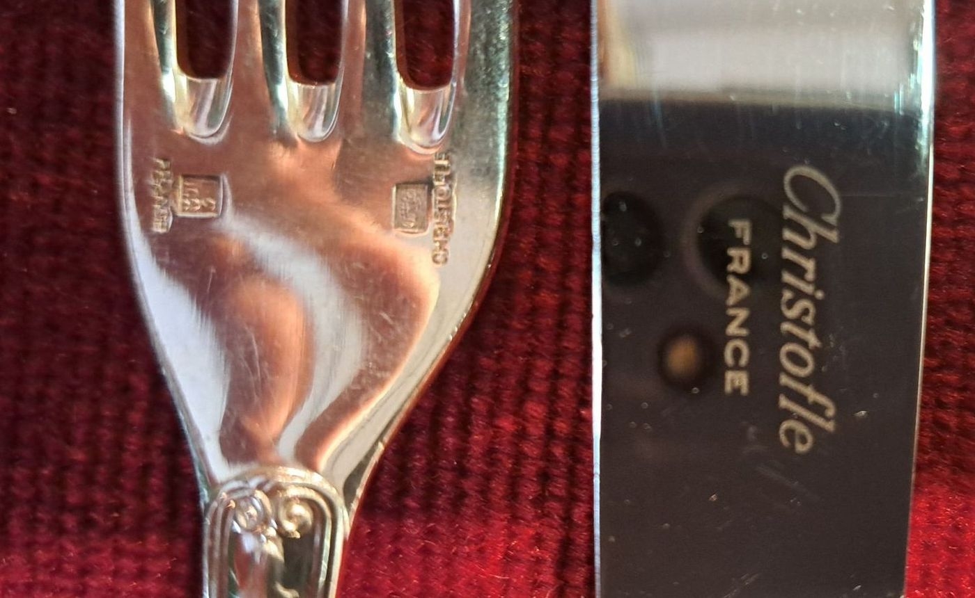 Detail j: Christofle-Besteck, 109 Teile, Paris, für 12 Personen, versilbert, Malmaison, 12 Menuegabeln, 12 Menuemesser, 12 Menuelöffel, 12 Kaffeelöffel, 12 ...