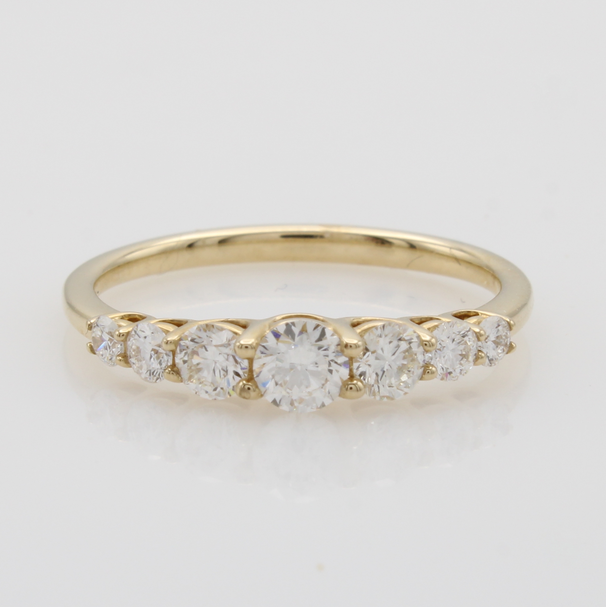 Image 27072090 - Ring mit Brillanten, GG 585/000, 7 Brill. im Verlauf zus. ca. 0.75 ct Weiß/si, RW ca. ...