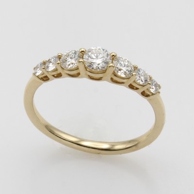 27072090a - Ring mit Brillanten, GG 585/000, 7 Brill. im Verlauf zus. ca. 0.75 ct Weiß/si, RW ca. ...